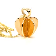 Pendentif / breloque pomme en or jaune 18K de Cartier.