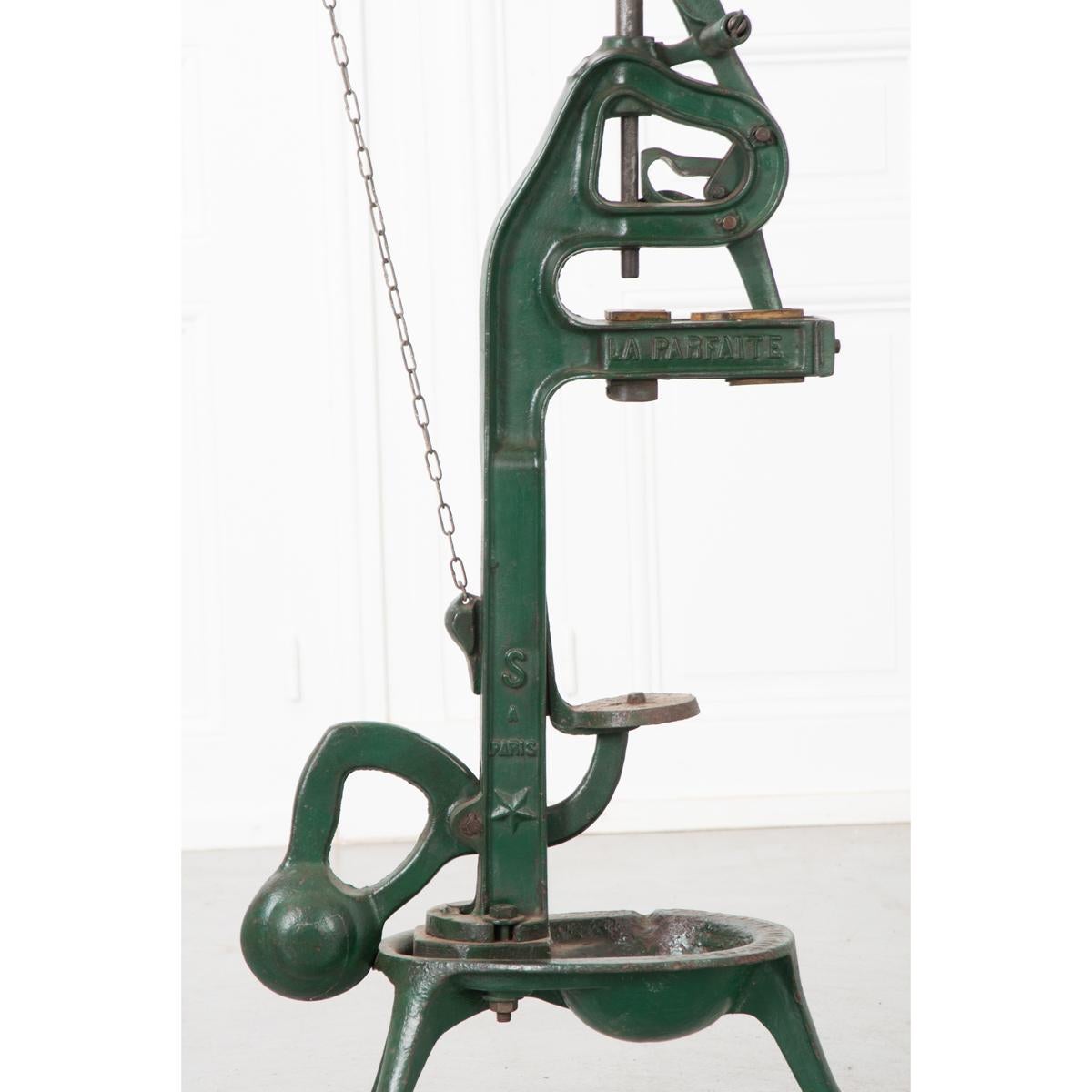 Este singular aparato tiene mucho que ver con la historia y la configuración de la historia y la cultura francesas: el tapón de corcho para botellas de vino. Fabricada en hierro hacia 1890, se utilizó en una bodega de Burdeos. En un lado hay una