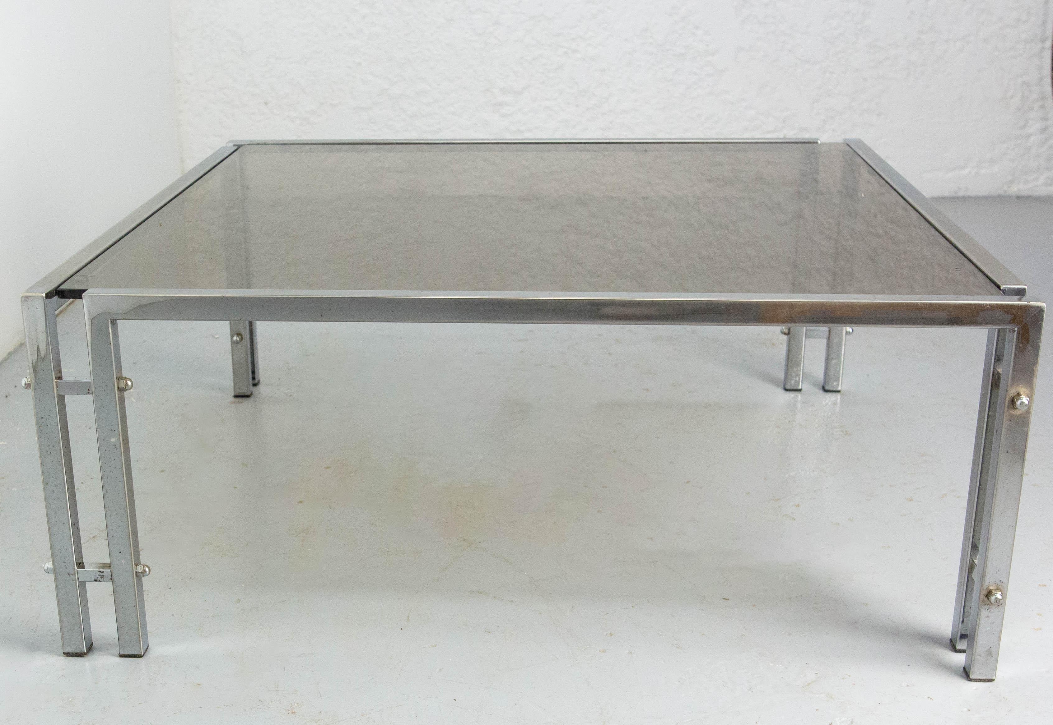 Table basse française avec plateau en verre et structure chromée.
Ce design avec ses doubles pieds est typique des années 1970.
En bon état, avec des rayures sur le verre (voir photos).

Expédition :
75 / 75 / 31 cm 14 kg.