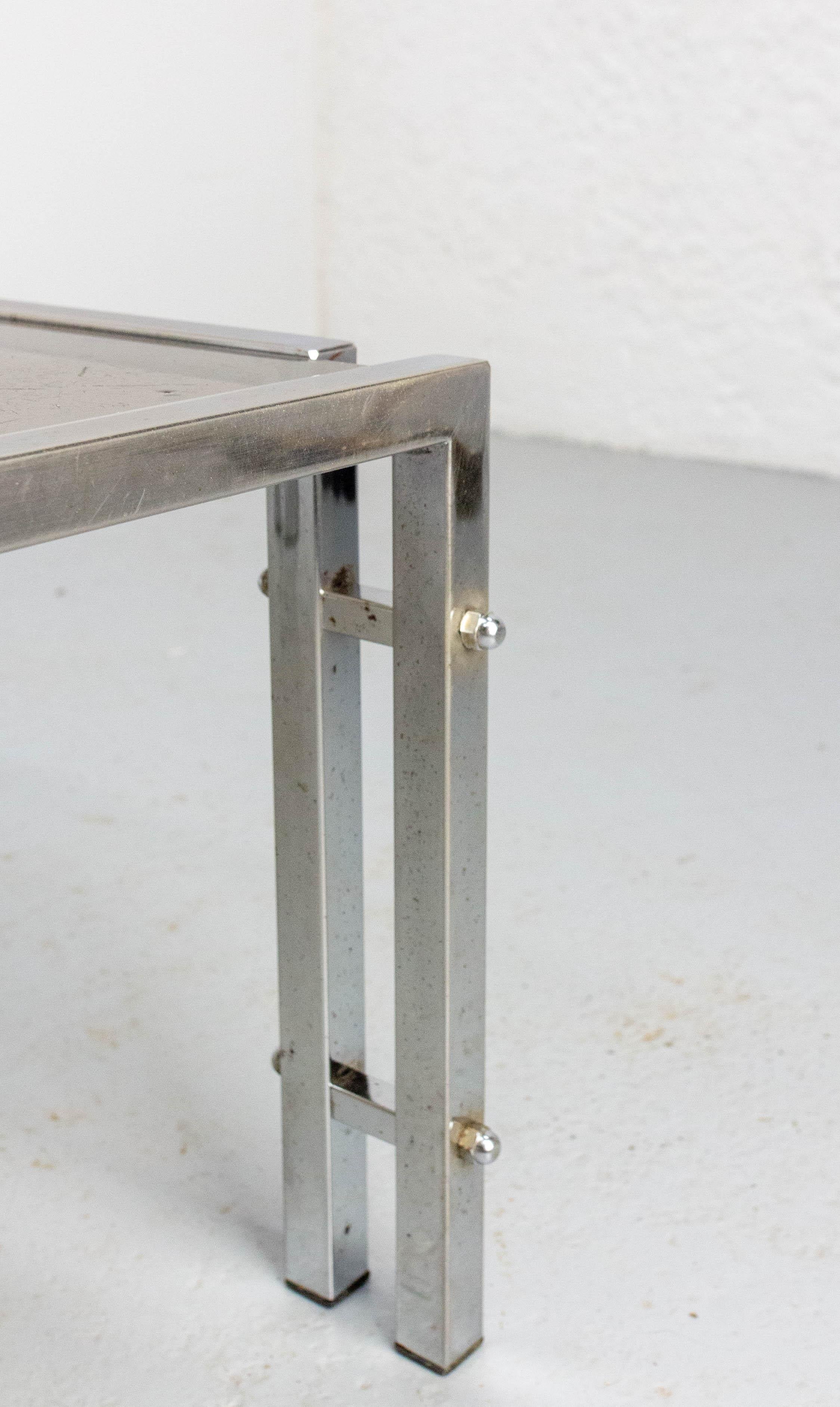 Table basse française vintage, chrome et verre fumé, circa 1970 Bon état - En vente à Labrit, Landes