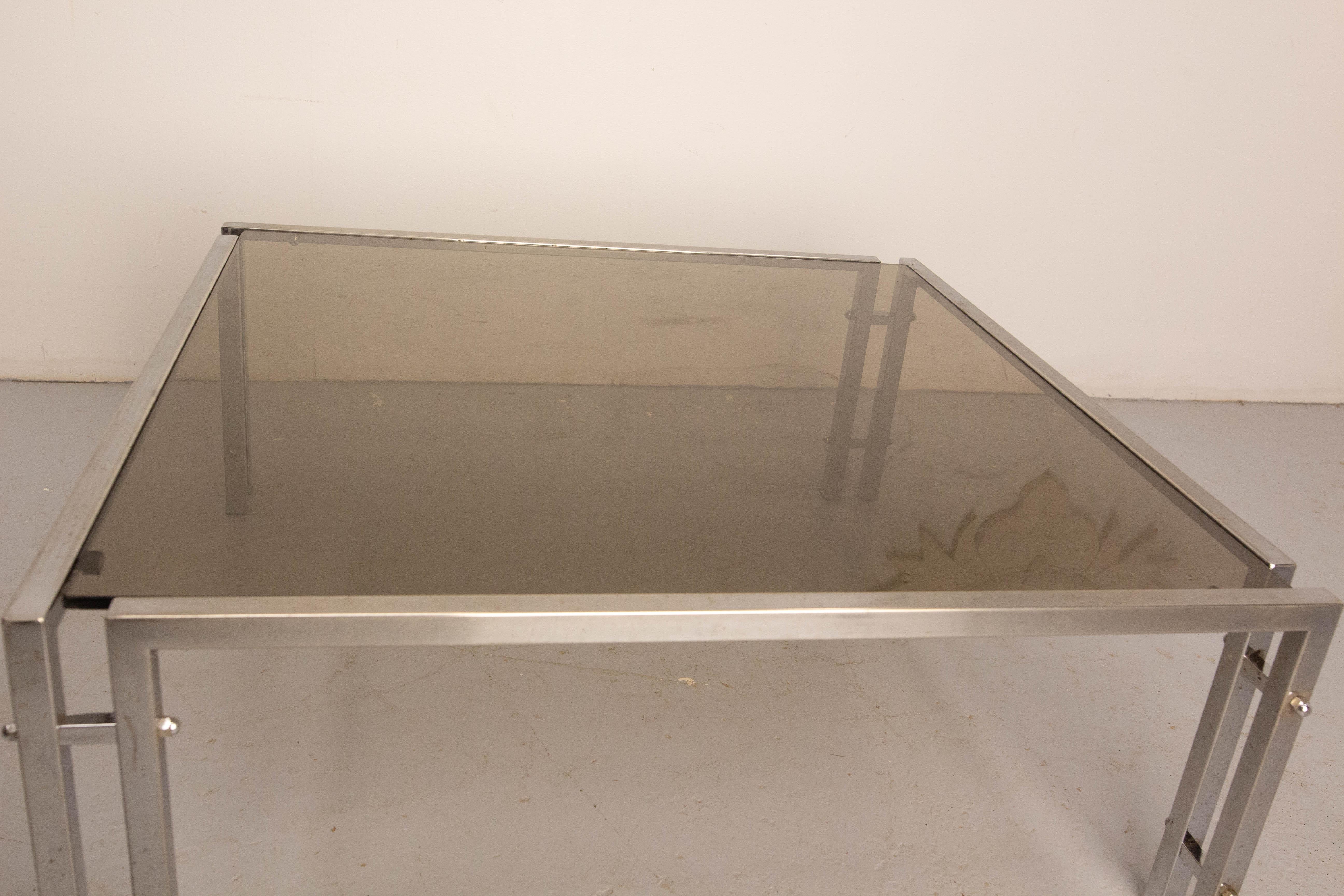 Table basse française vintage, chrome et verre fumé, circa 1970 en vente 1