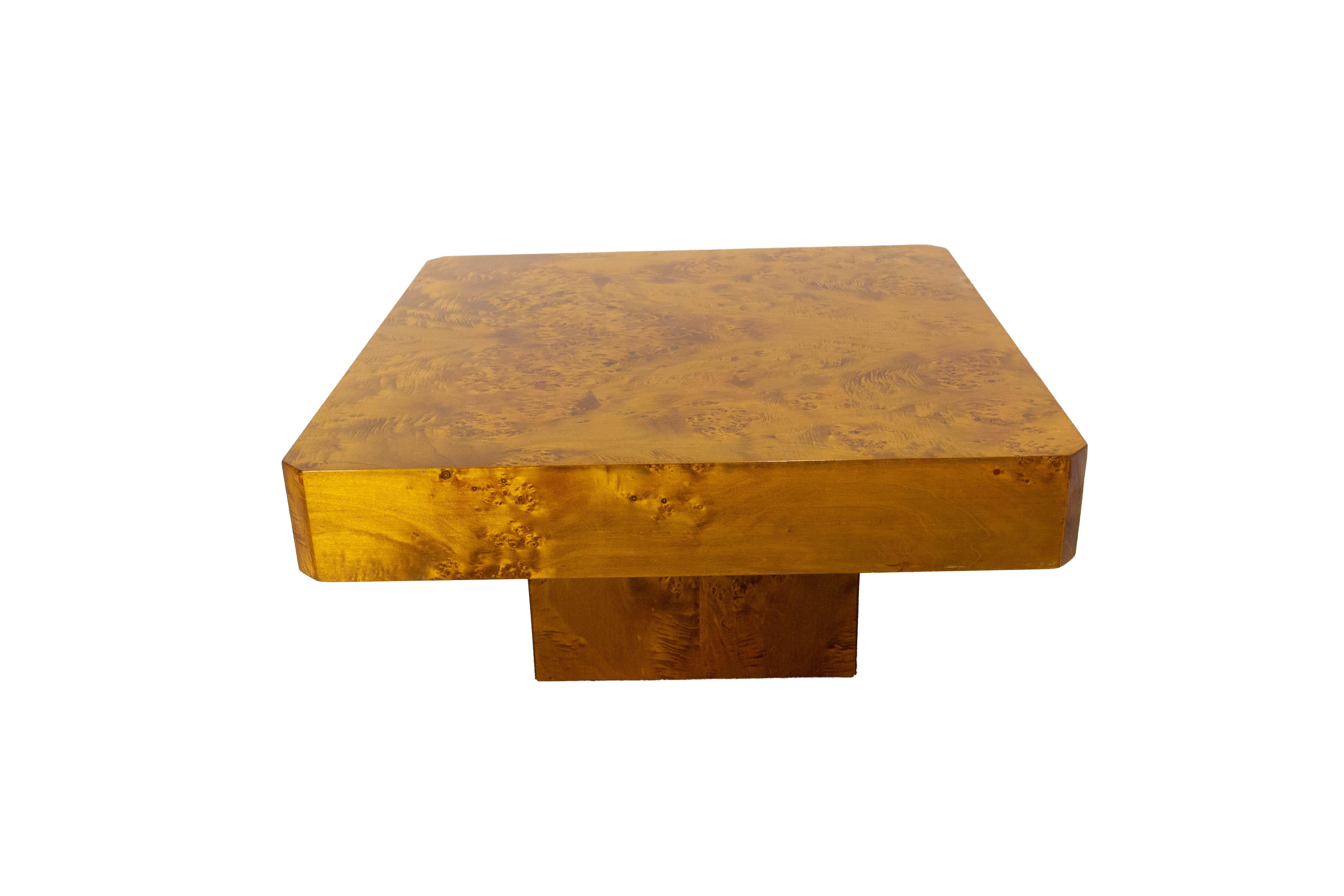 French coffee table in elm burr.
This design is typical of the 1970's.
In very good condition, very few scratches on the burr (please see two last photos)

Shipping:
60 / 60 / 30 cm 8.7 Kg