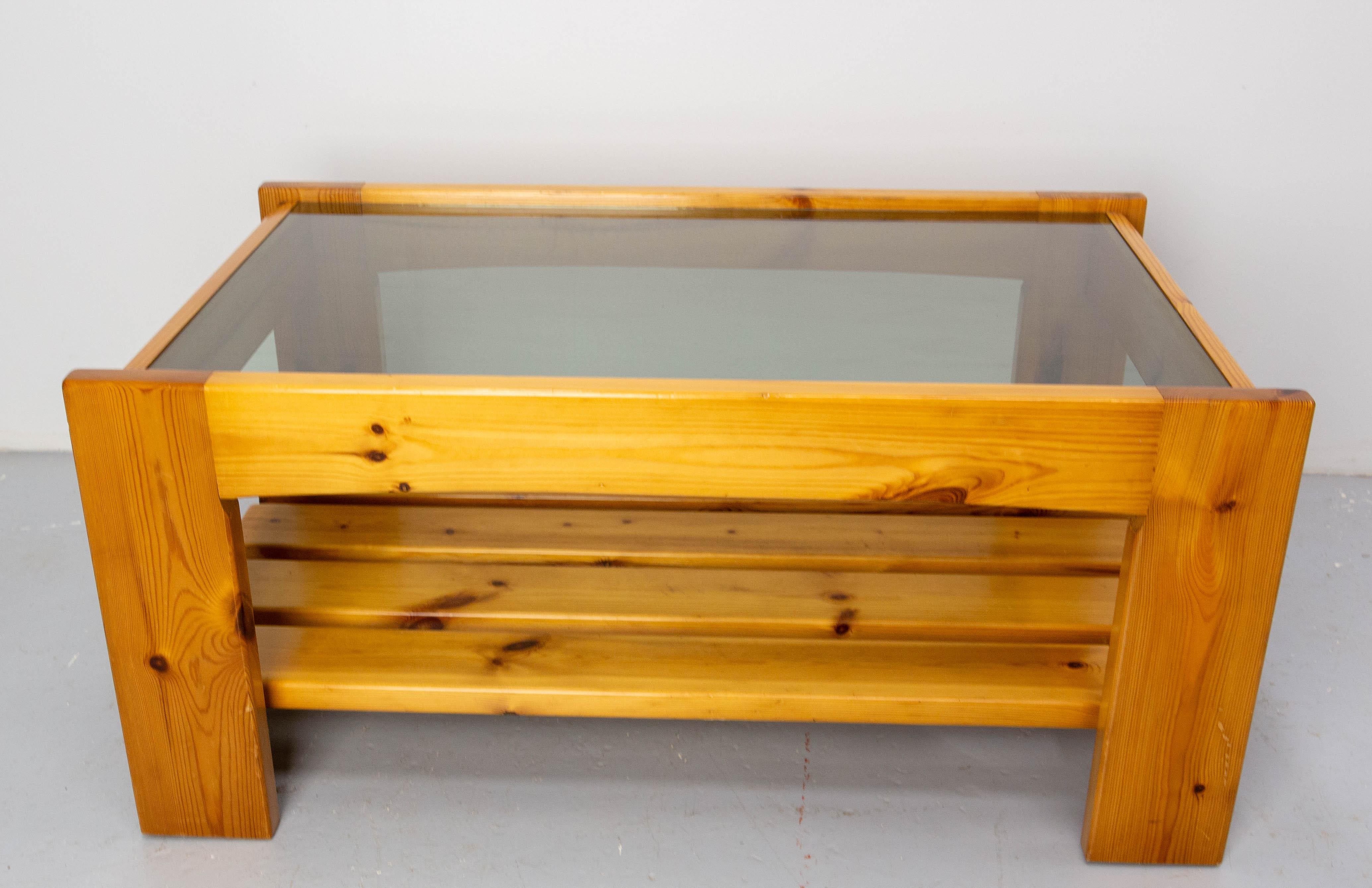 French coffee table with glass top and pine.
This design is typical of the 1980's.
In good condition

Shipping:
L 88 P 55.5 H 40.5 cm 15.5 Kg.