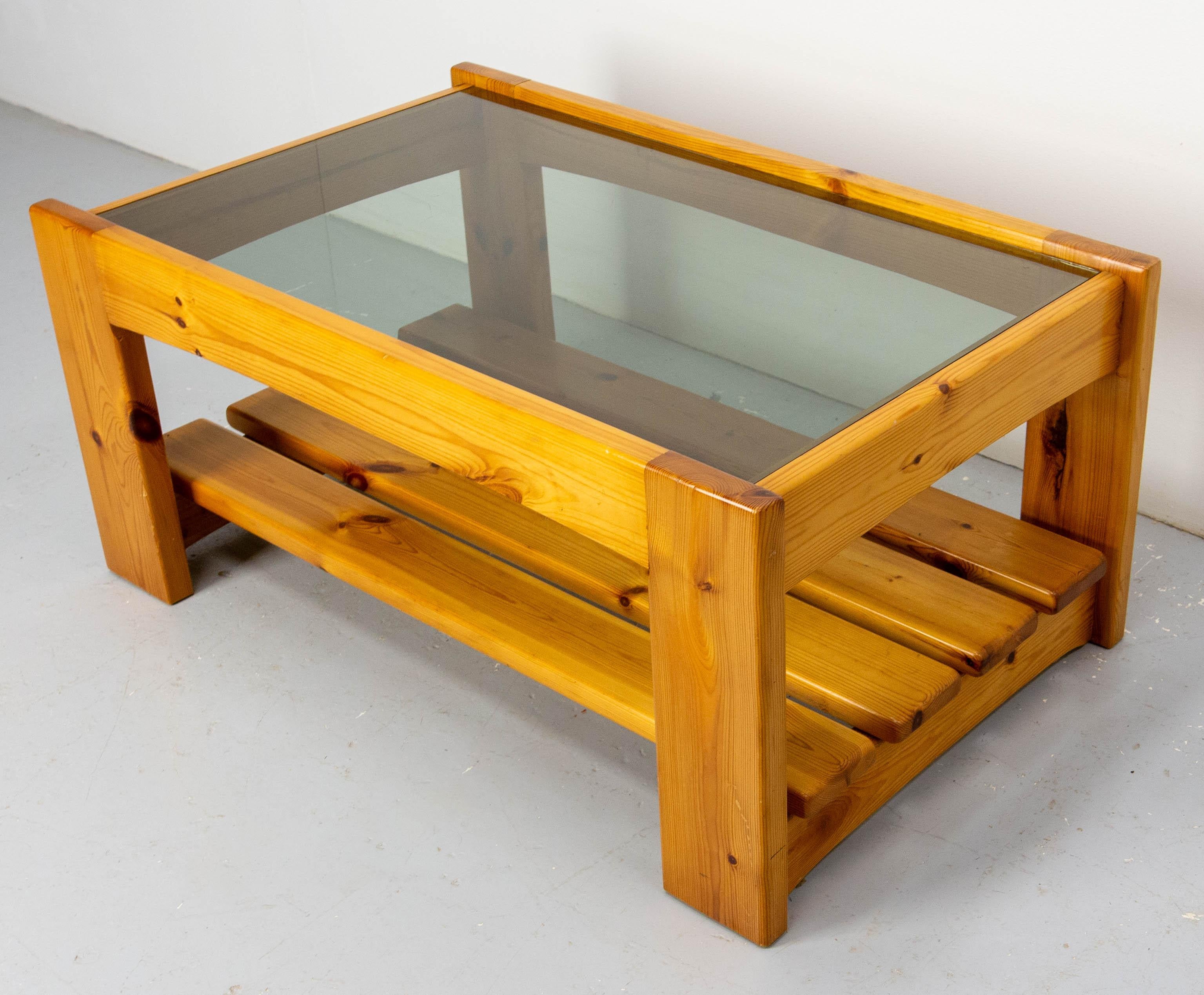 Français Table basse française vintage, pin et verre fumé, circa 1980 en vente