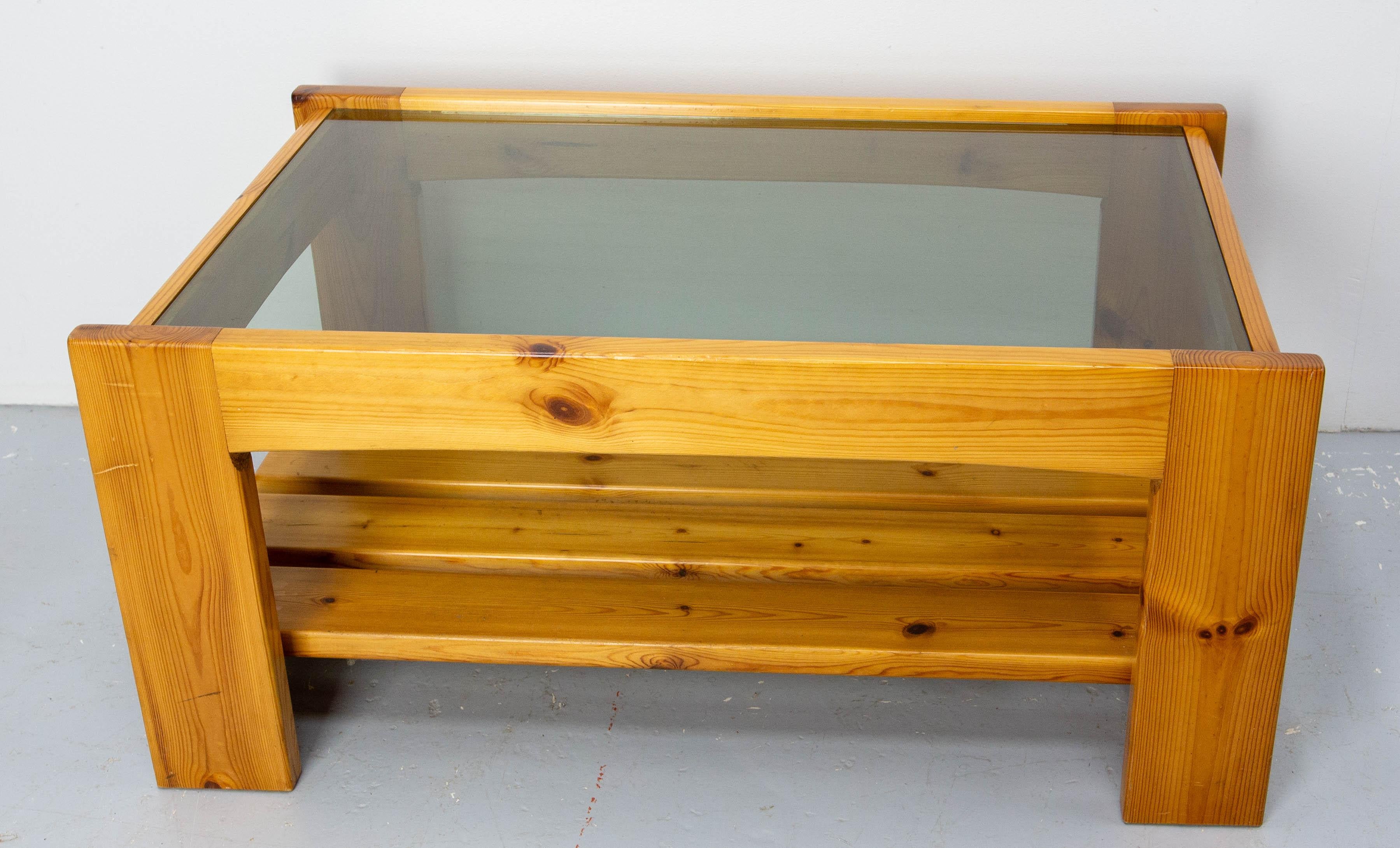 Table basse française vintage, pin et verre fumé, circa 1980 en vente 1