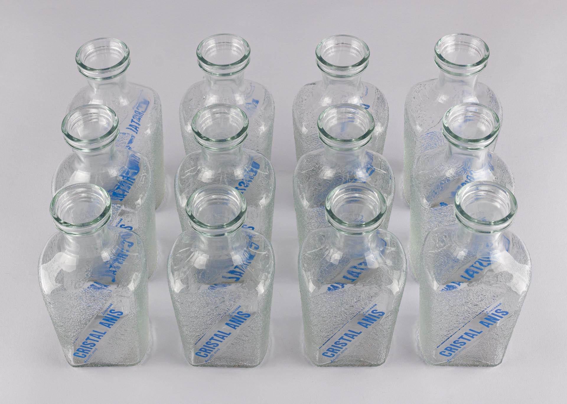 Mid-Century moderno French Collection 12 Cristal Anis Clear Water Drink Bottles Brocche d'acqua vintage in vendita