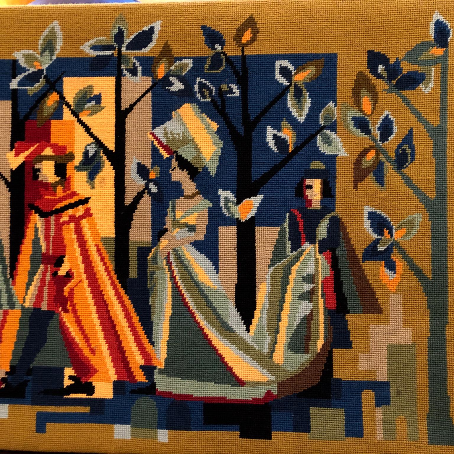 Tapisserie murale à petit point ou broderie de laine, vers les années 1950, tendue sur un cadre en bois moderne. Motif géométrique coloré. bon état.