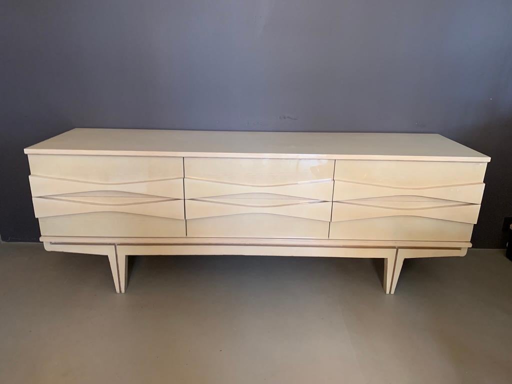 Supercool Mid Century Modern French 1960s credenza or sideboard with eggshell/beige high gloss lacqured 