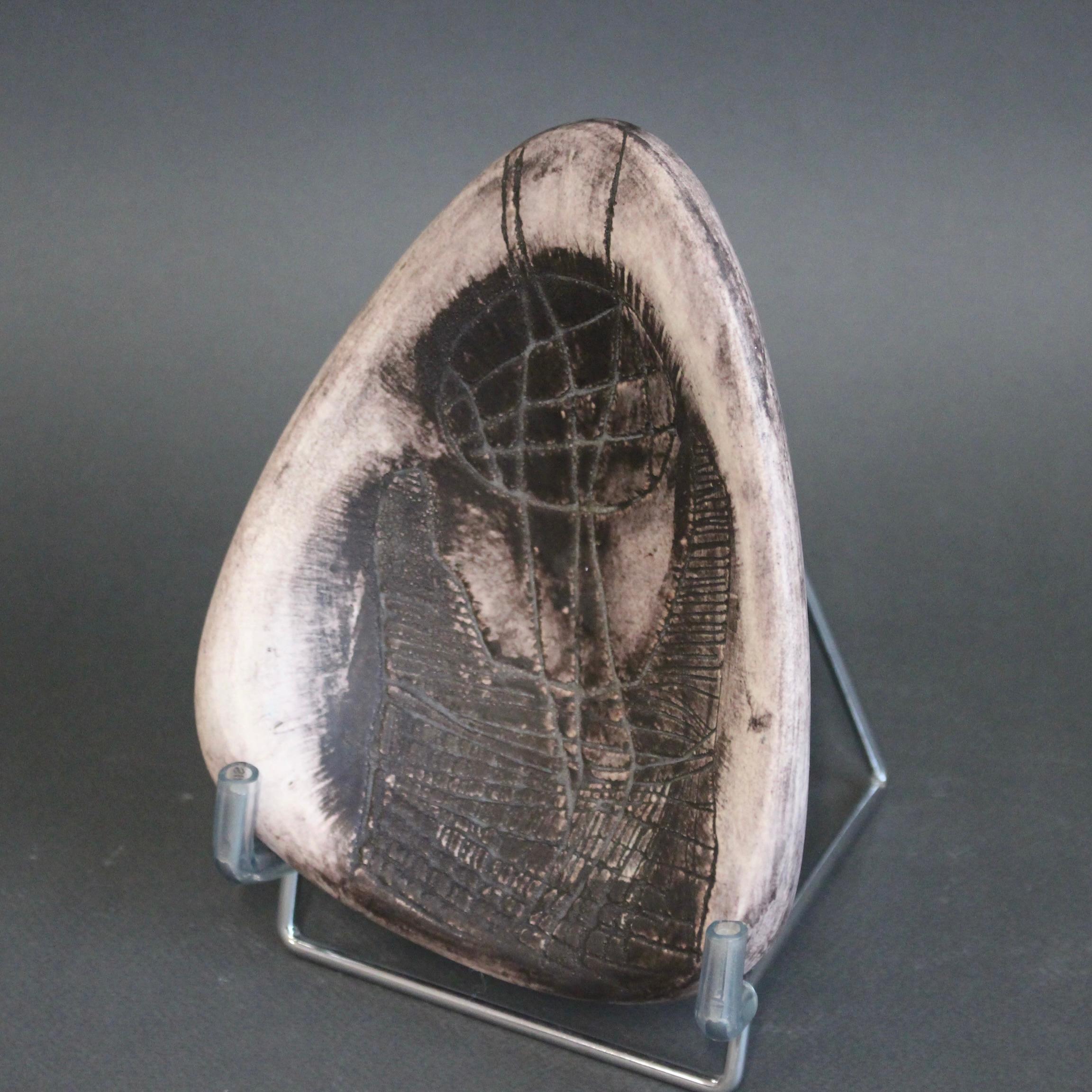 Vide-poche decorativa in ceramica di Jacques Blin (circa anni '50). Questo elegante vassoio scolpito, creato con lo smalto nebbioso di Blin in una delicata tonalità magenta, è inciso con un girasole stilizzato. La sua presenza e le sue curve