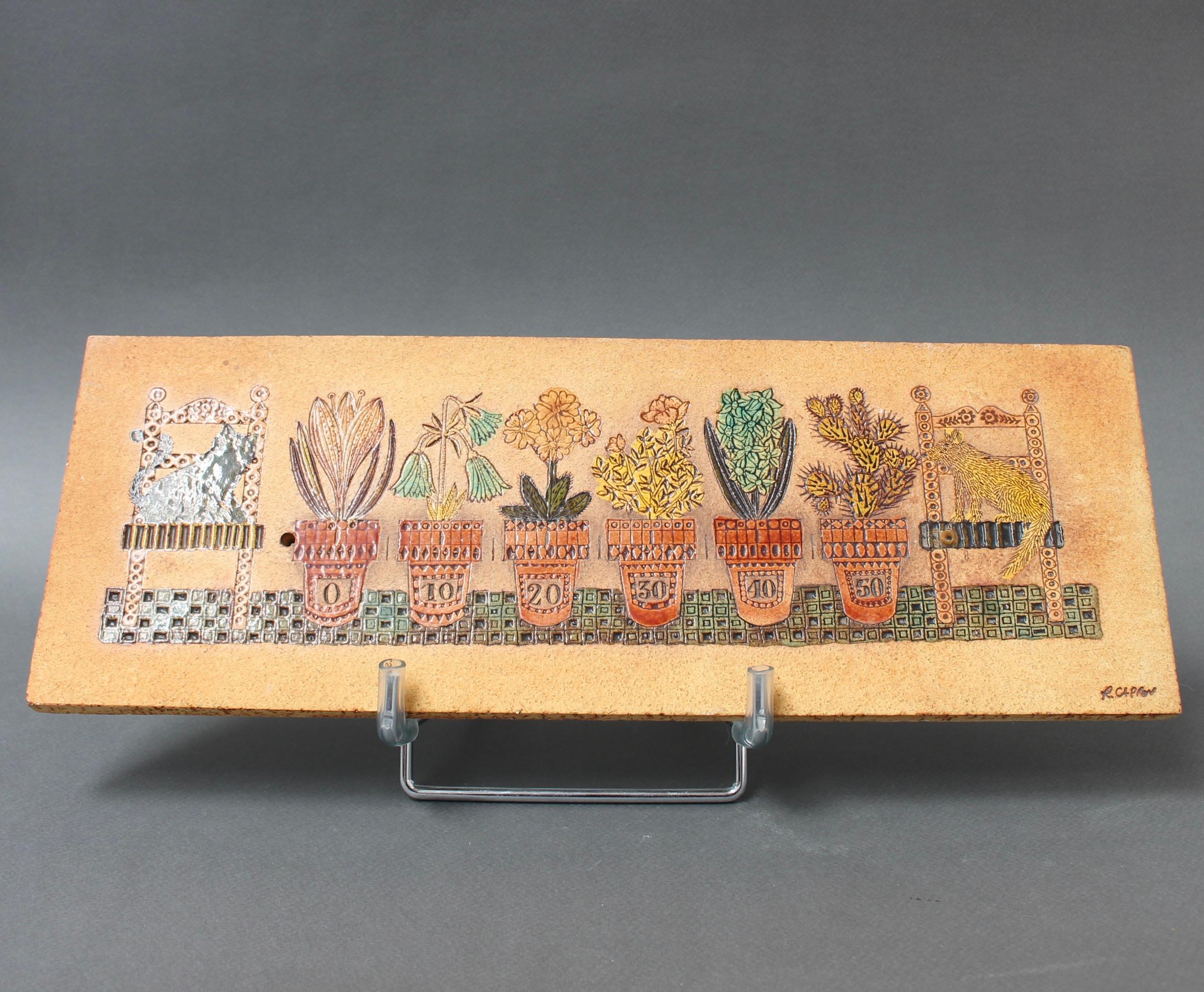 Pannello decorativo francese in ceramica vintage di Roger Capron (circa anni '70). Questo affascinante pezzo era destinato all'uso come termometro centigrado orientato orizzontalmente. Poiché la parte in vetro è ormai scomparsa, ciò che rimane è il