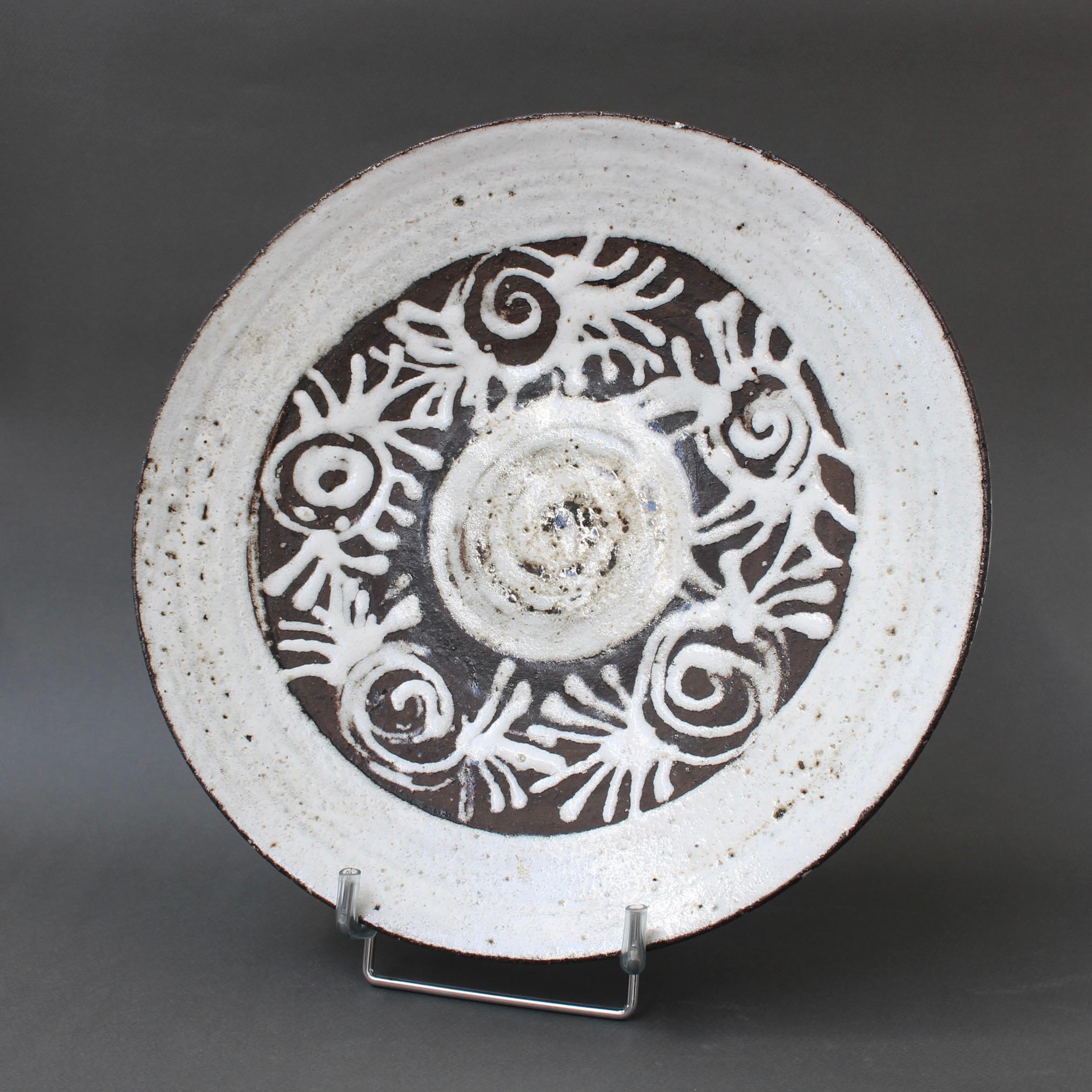 Mid-century platter (circa 1960s) by Albert Thiry. A milky-white glaze graces the outer portion of the decorative surface. The inner decor is abstract, incised with a dark chocolate brown and white stylised foliage motif. Although it is not Thiry's