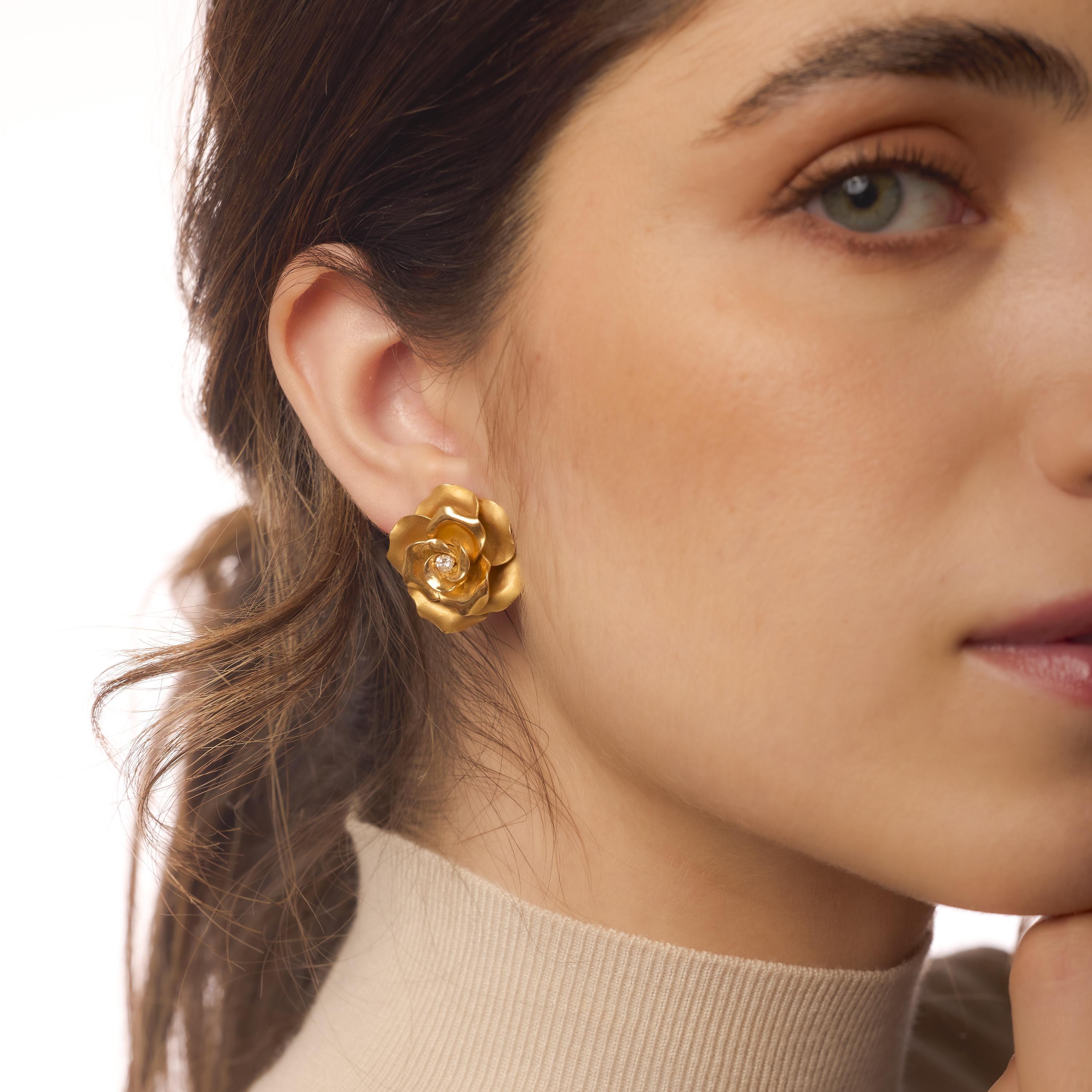 Diese Vintage-Ohrringe aus 18 Karat Gelbgold bestechen durch ihre skulpturalen Kurven und das brillante Funkeln der Diamanten in der Farbe G. Sie sind elegant mit dem Kopf des französischen Adlers punziert.