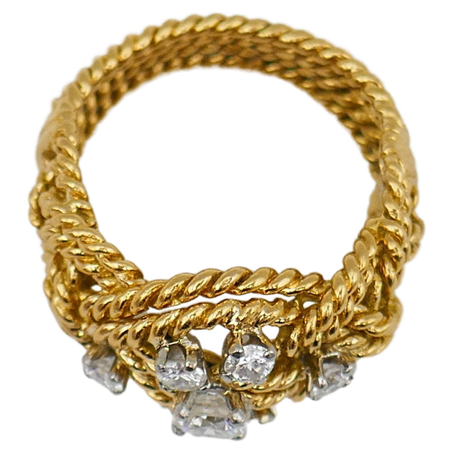 Ein wunderschöner französischer Vintage-Ring aus 18 Karat Gelbgold, mit Diamanten besetzt. Die Diamanten sind rund im Brillantschliff und in vier Zacken gefasst.
Die Mitte Diamant ist F Farbe, VS2 Klarheit, Karat Gewicht ist etwa 0,15 Punkte. 
Die
