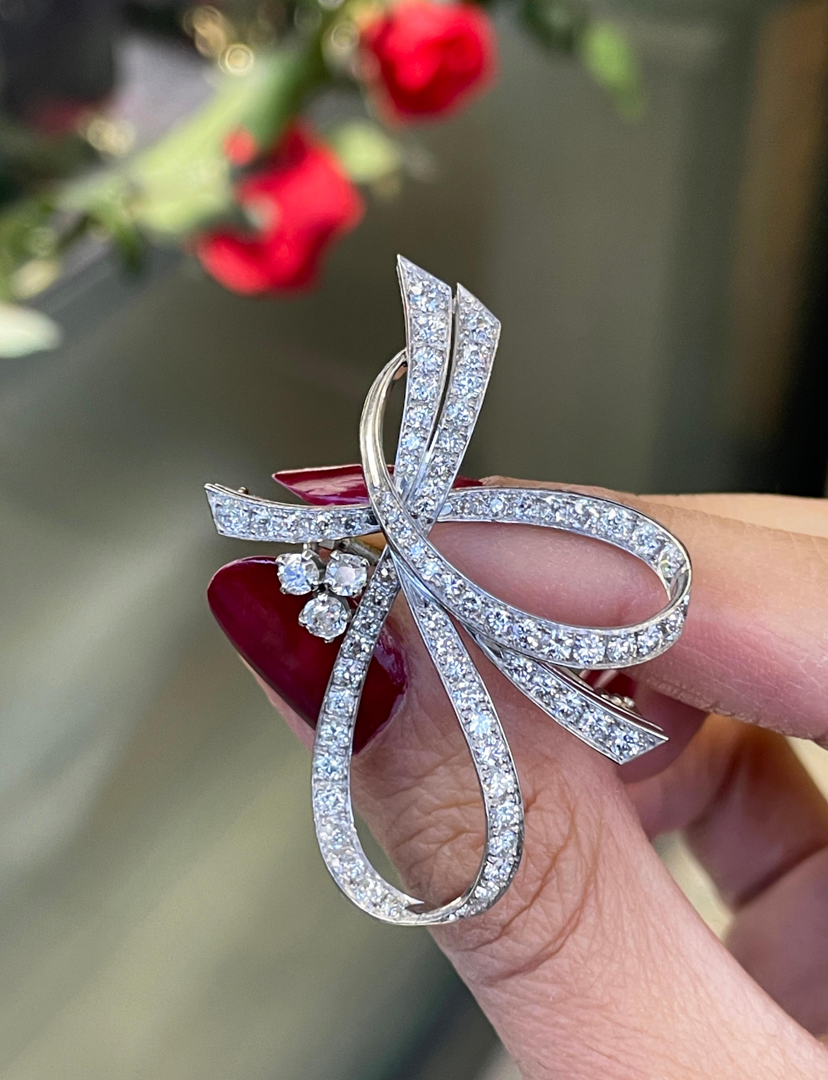 French Vintage Diamond Platinum Ribbon Brooch, Circa 1950's In Good Condition For Sale In London, GB