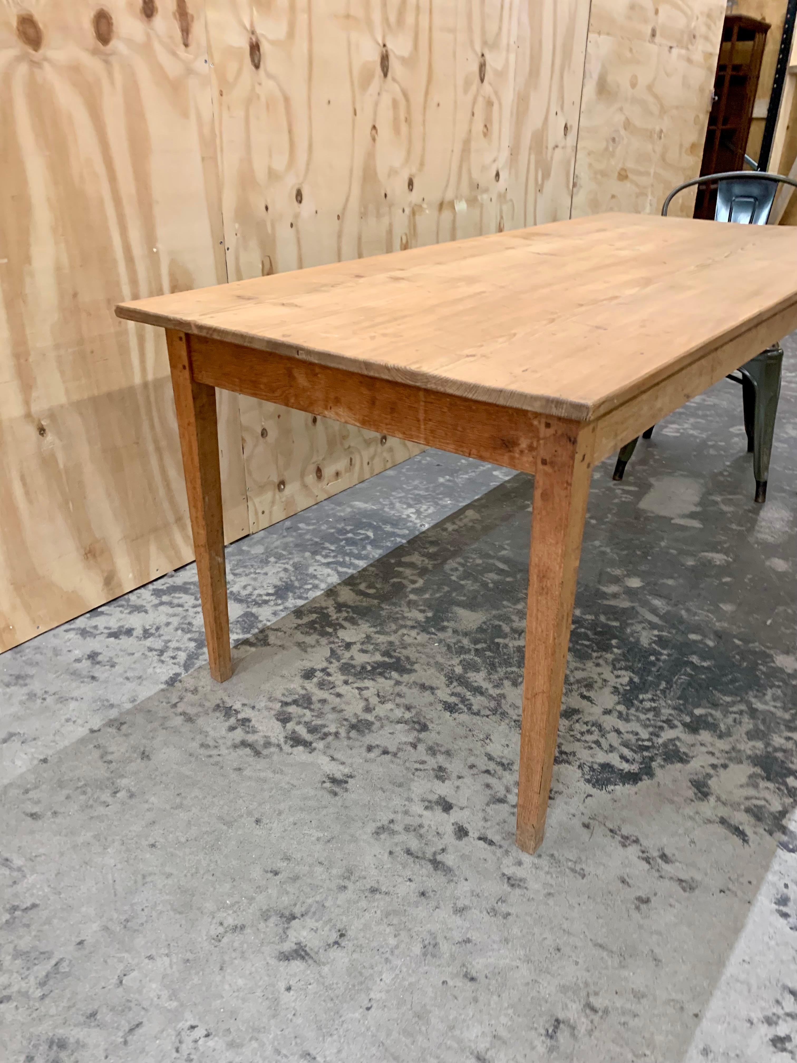 Tavolo da pranzo vintage in legno di pino e oak francese con misure molto convenienti.