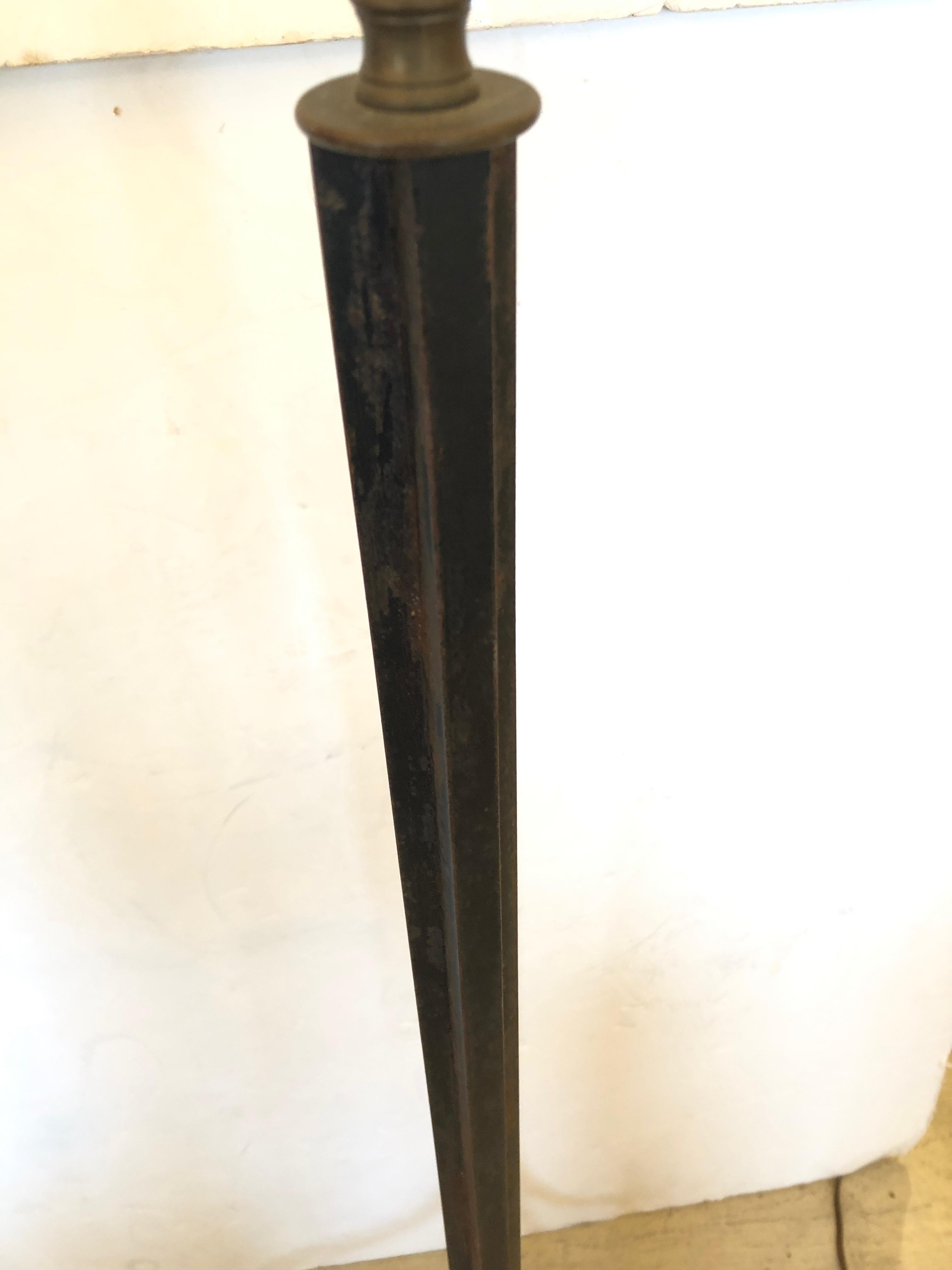 Français Lampadaire en acier de style Directoire avec abat-jour en plumes en vente