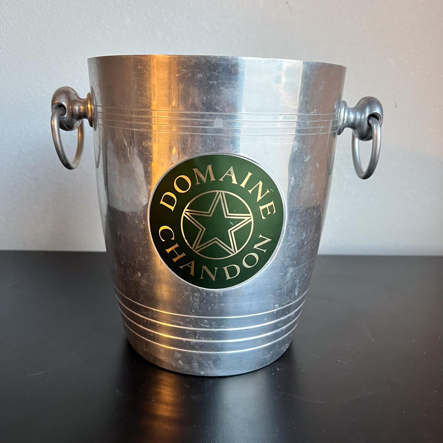 Cubitera de champán vintage francesa Domaine Chandon
8,63 alto x 10 ancho x 7,38 diámetro
De segunda mano sin restaurar original de época. Consulta las imágenes de la lista.