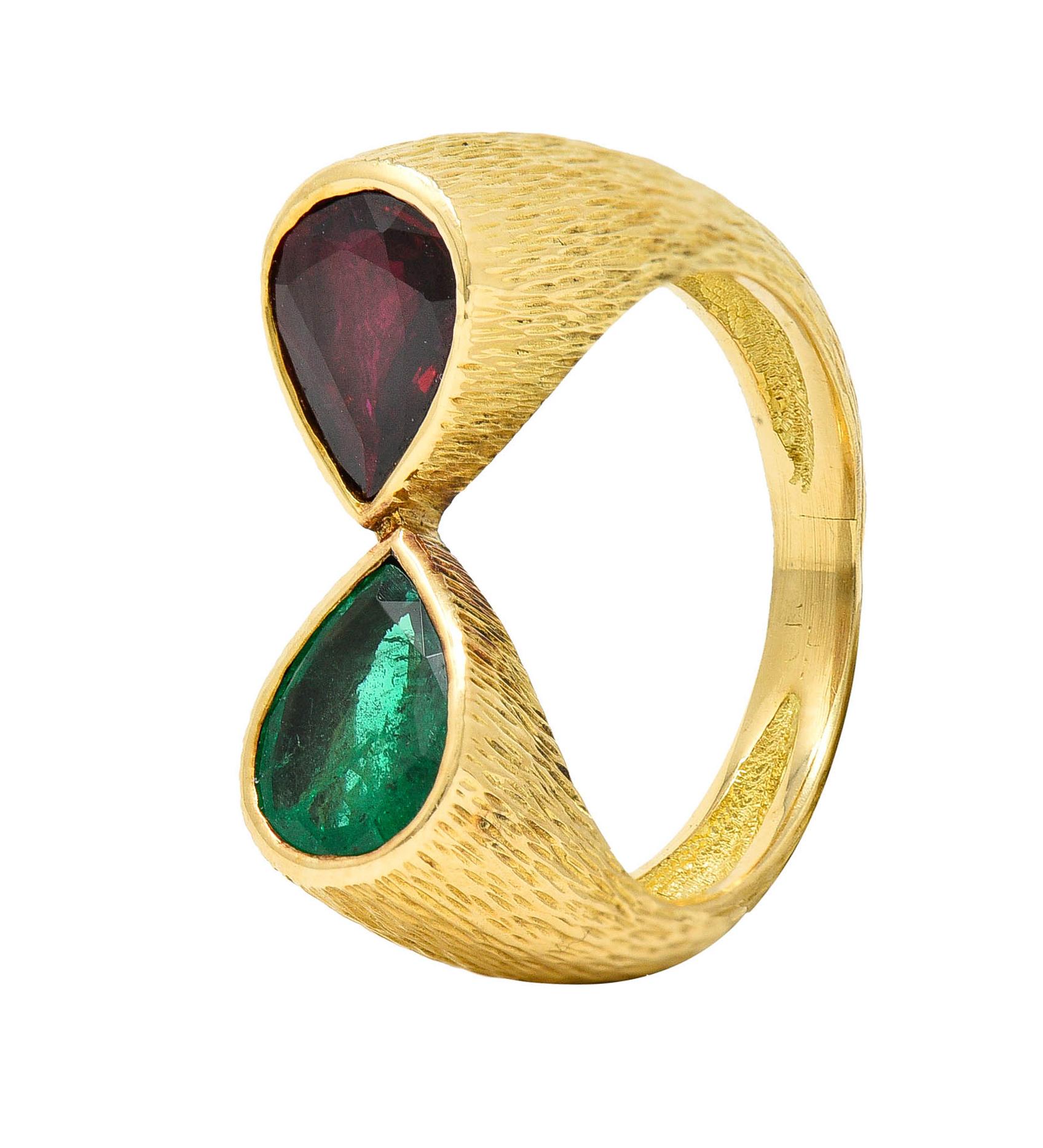 French Vintage Emerald Ruby 18 Karat Gold Mirrored Gemstone Ring 5