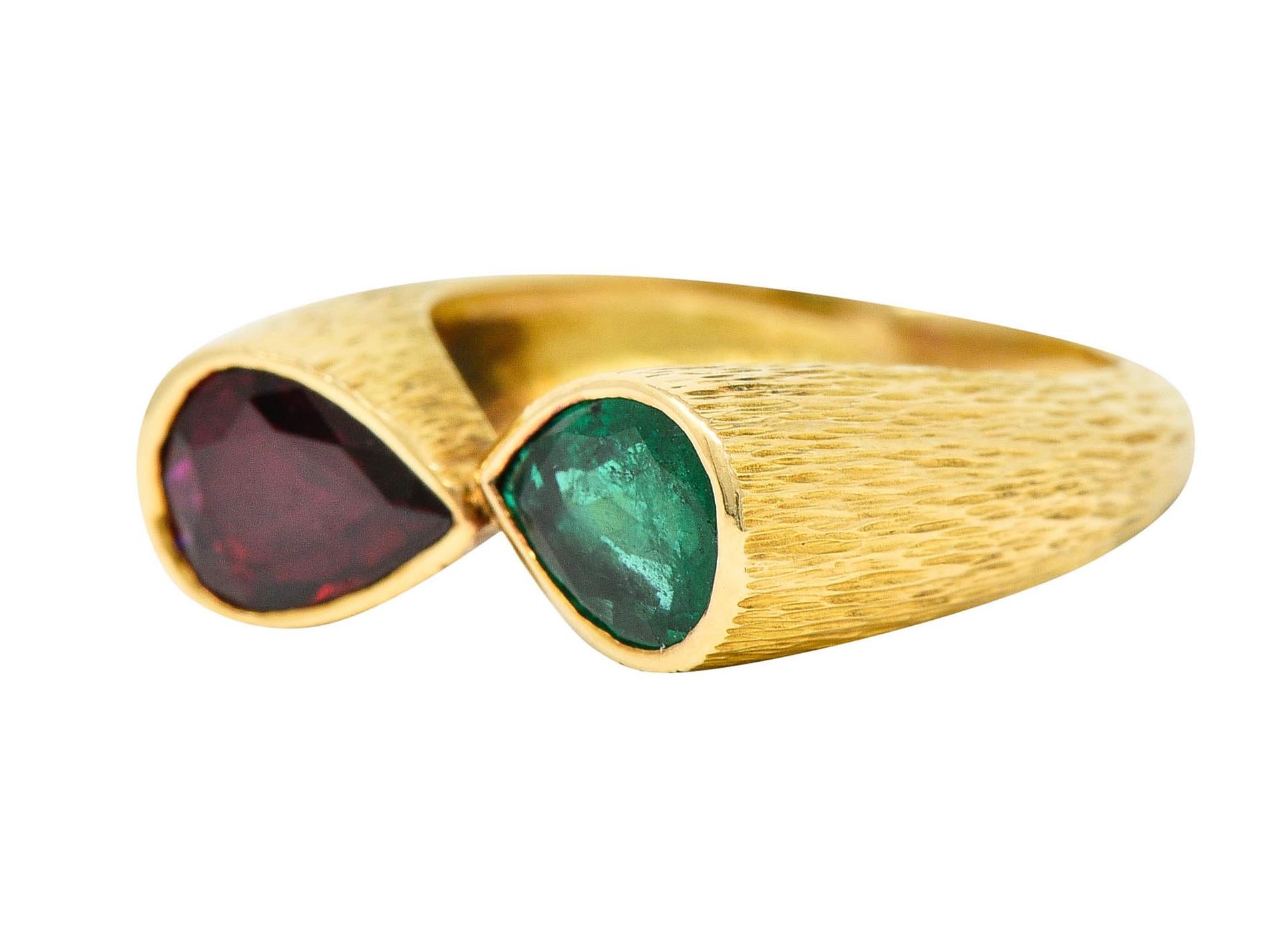 Women's or Men's French Vintage Emerald Ruby 18 Karat Gold Mirrored Gemstone Ring