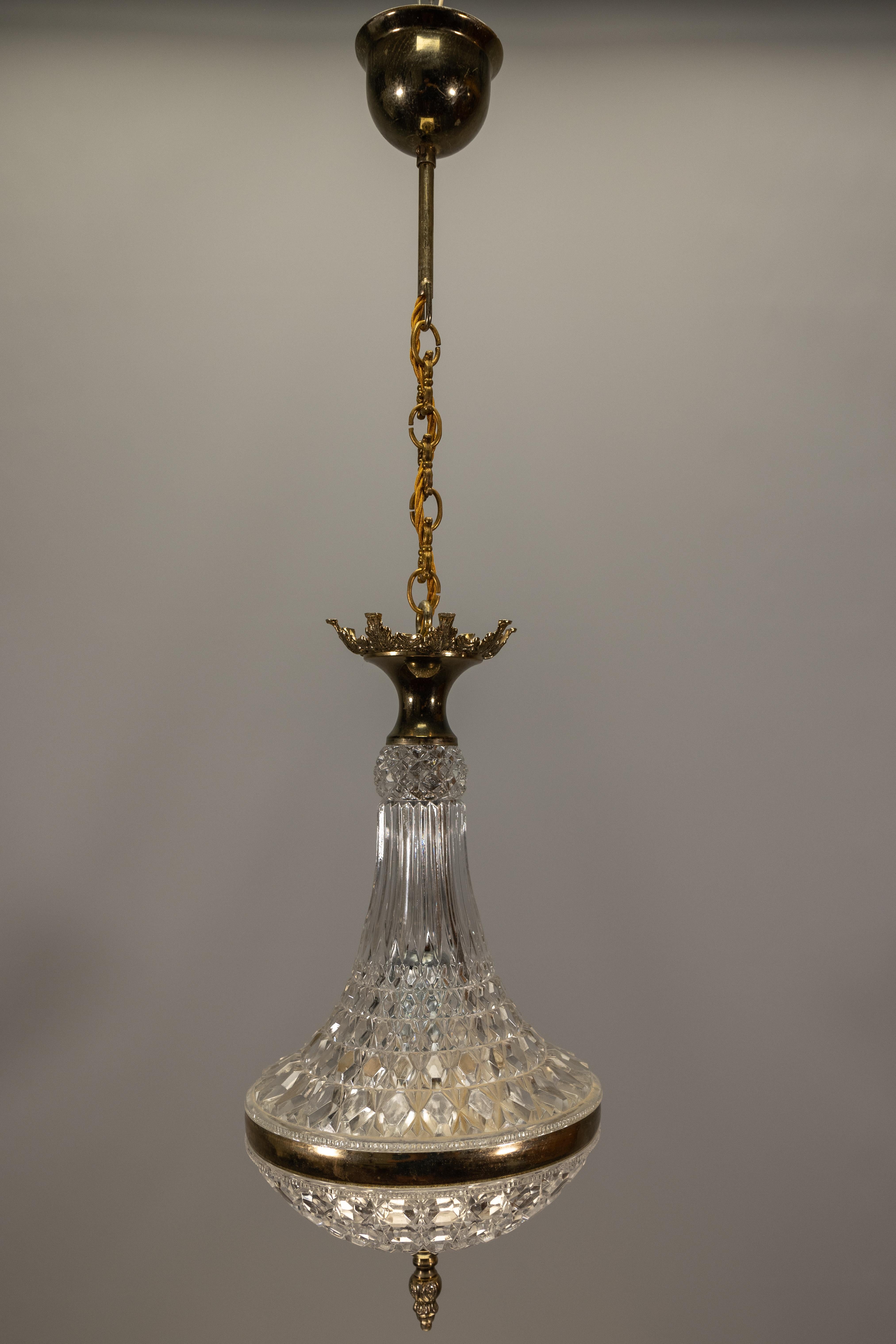 French Empire style crystal basket pendant chandelier, 1970s – timeless elegance in a compact form.

An elegant French vintage Empire-style crystal basket chandelier from the 1970s, crafted with faceted glass elements and brass detailing. Compact
