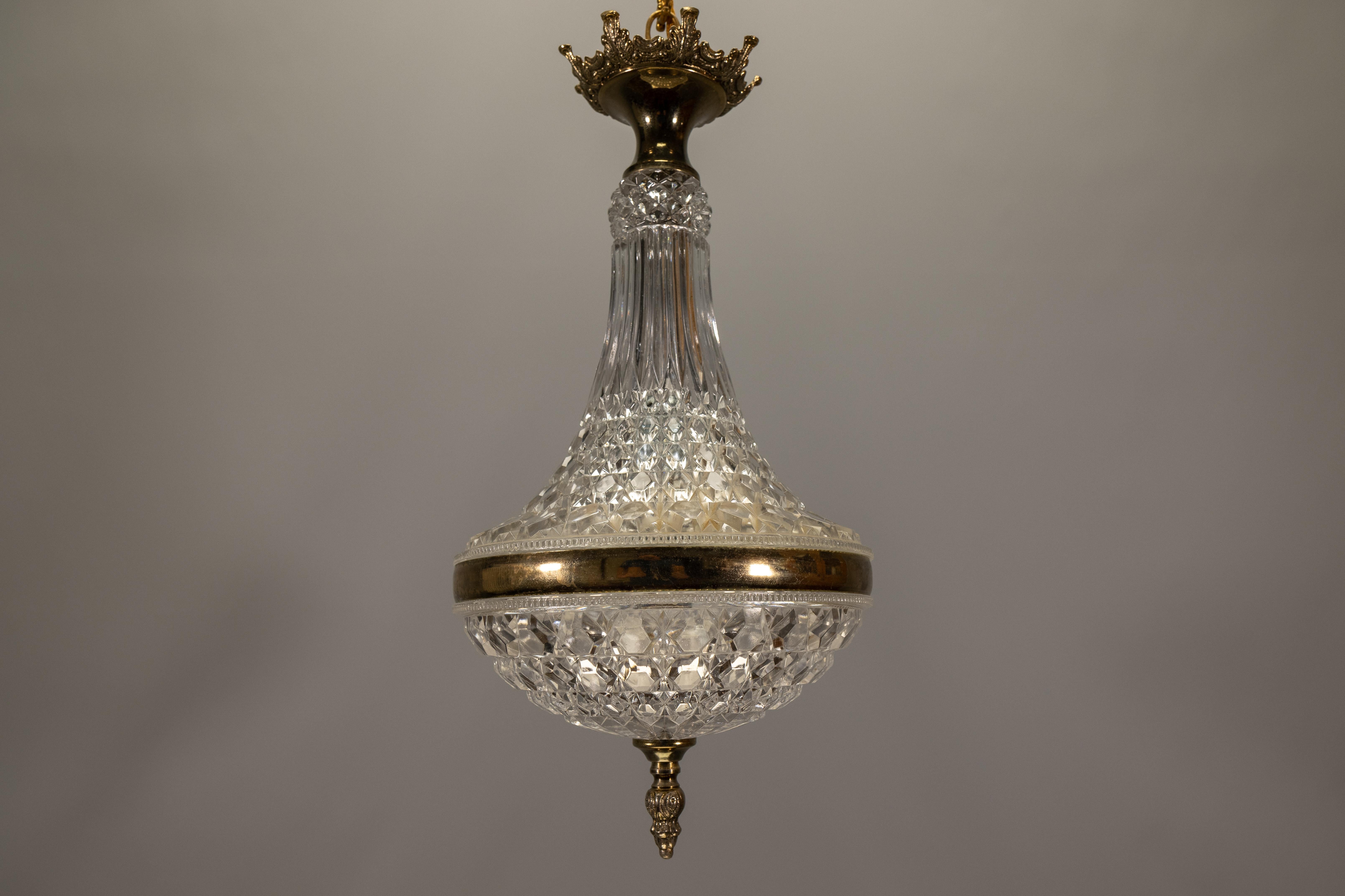 French Vintage Empire Style Crystal Basket Pendant Chandelier in Brass and Glass In Good Condition For Sale In Barntrup, DE