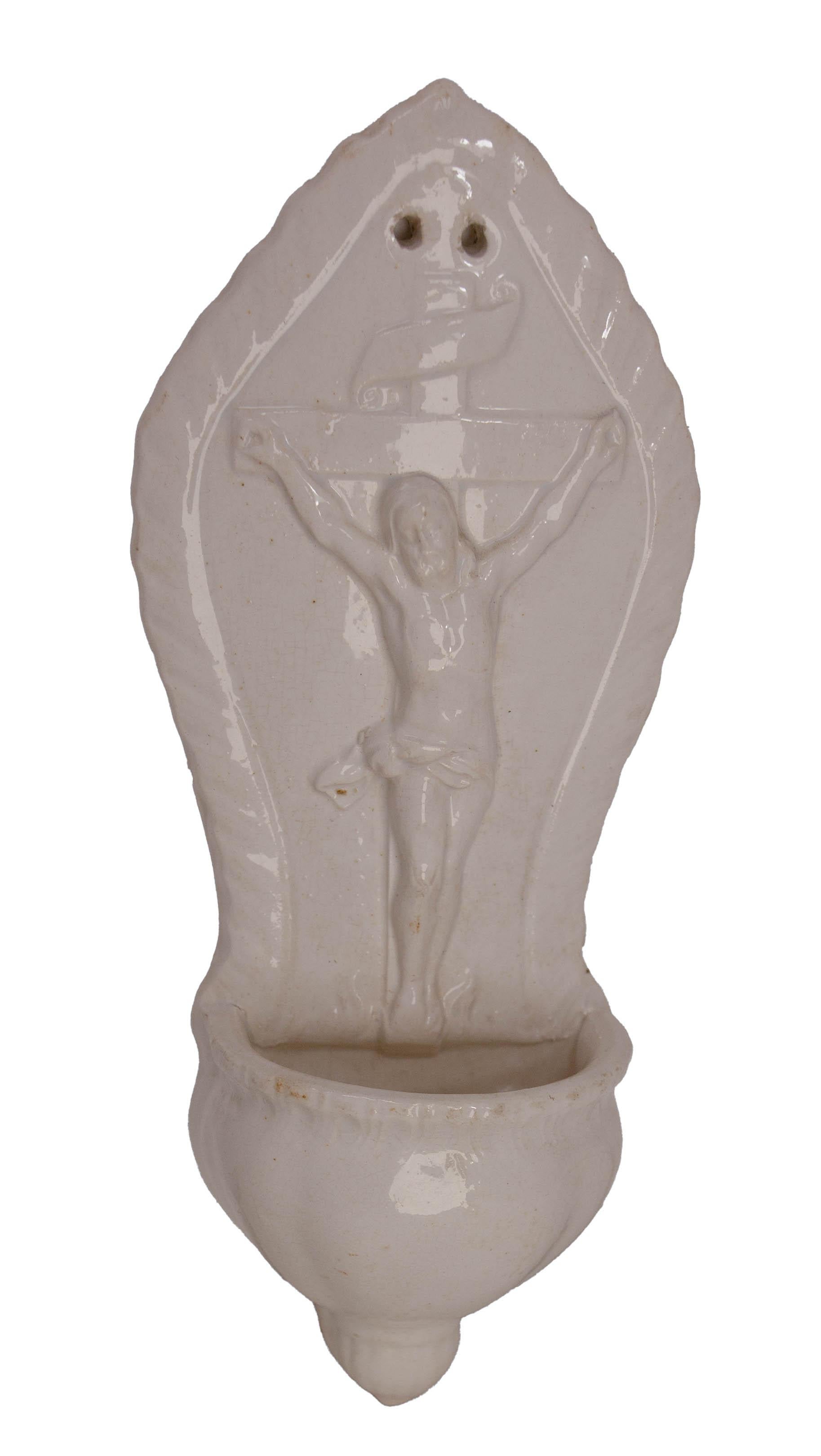 Crucifix en faïence vintage français Fonts d'eau bénite Faience circa 1960 Bon état - En vente à Labrit, Landes