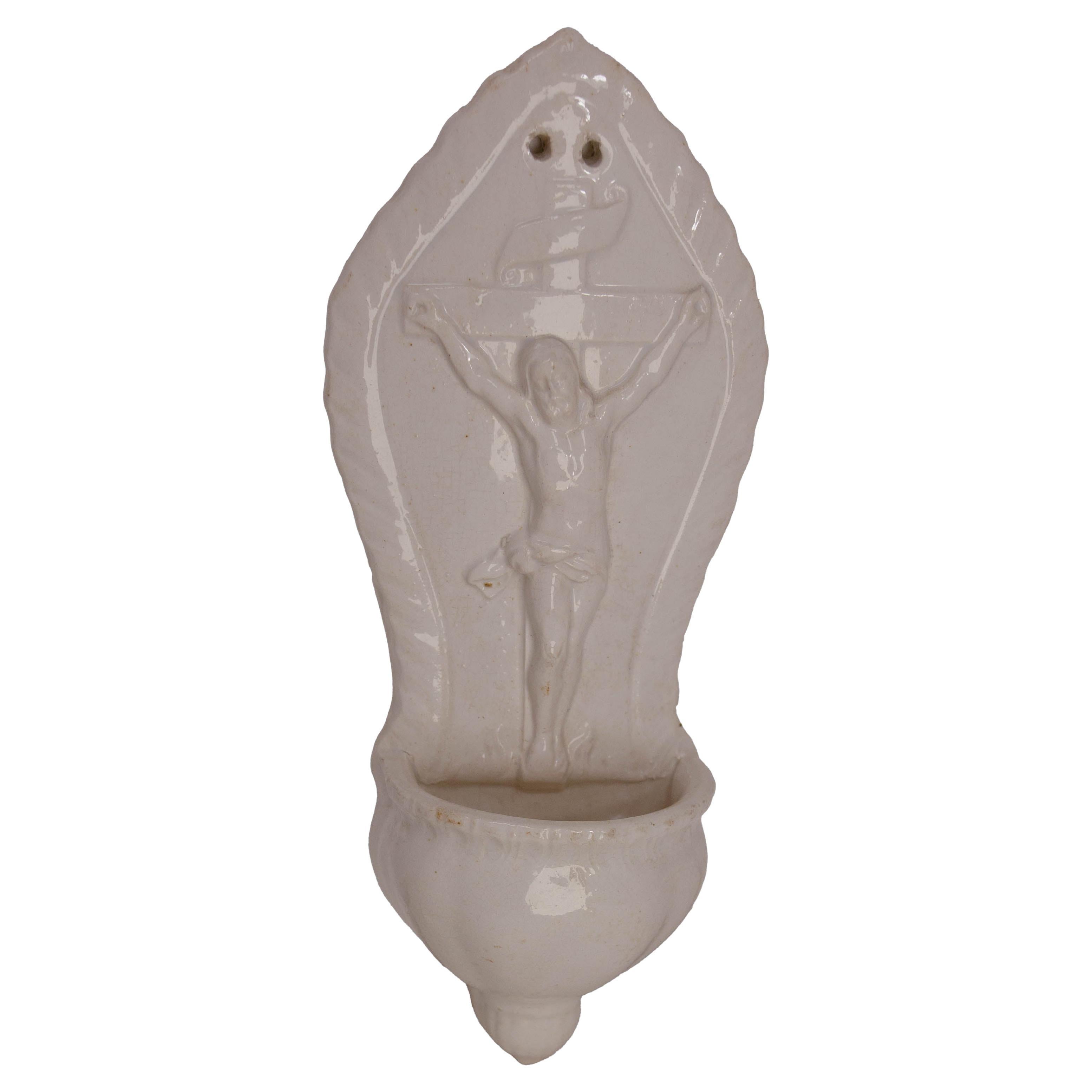 Crucifix en faïence vintage français Fonts d'eau bénite Faience circa 1960 en vente