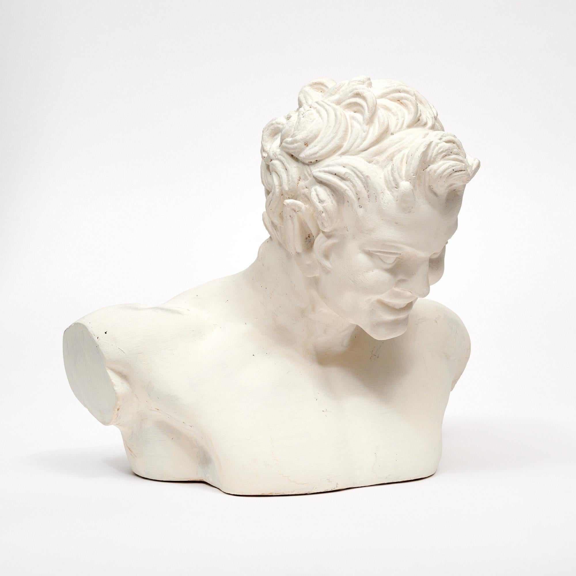 Busto in gesso del periodo Art Déco in Francia. Questo pezzo raffigura un fauno con le orecchie a punta e un'espressione facciale stravagante in gesso bianco. Il busto è in ottime condizioni d'epoca, con solo una piccola usura superficiale dovuta