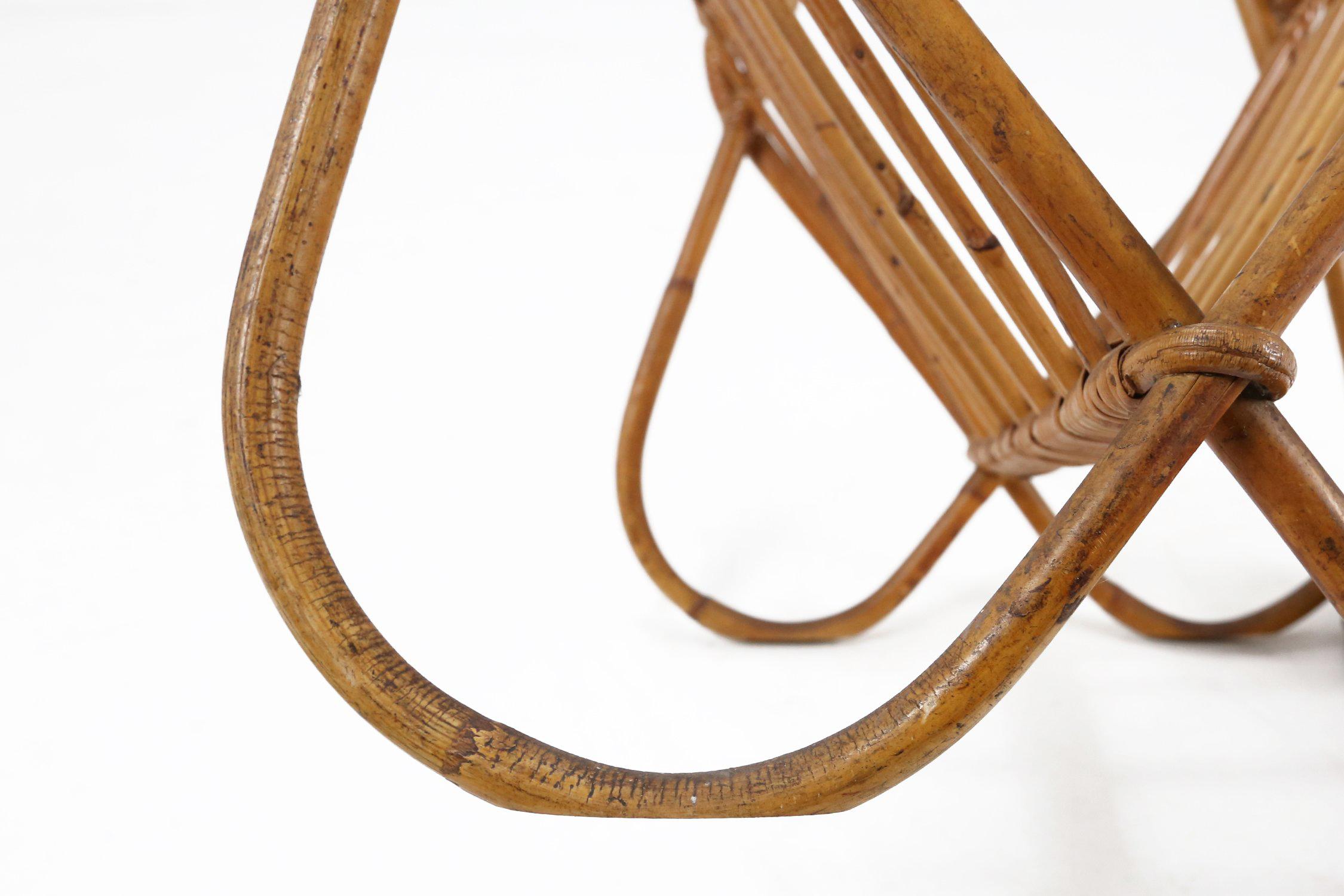French Vintage fifties rattan magazine rack For Sale 4