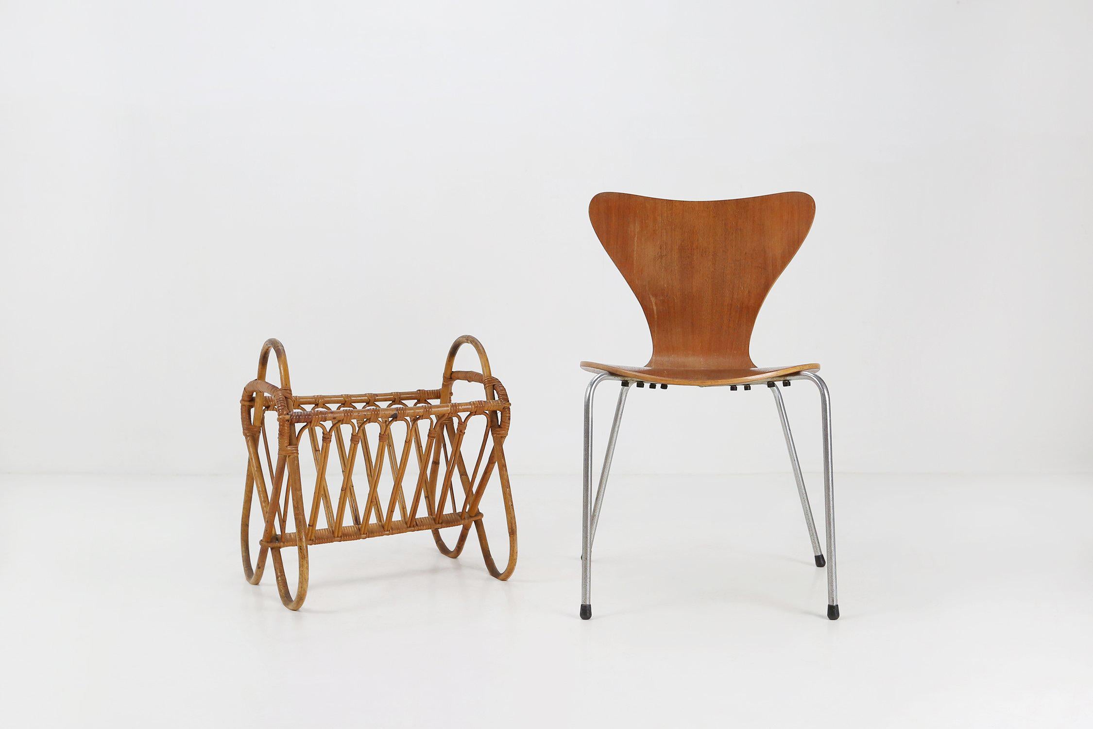 French Vintage fifties rattan magazine rack For Sale 5