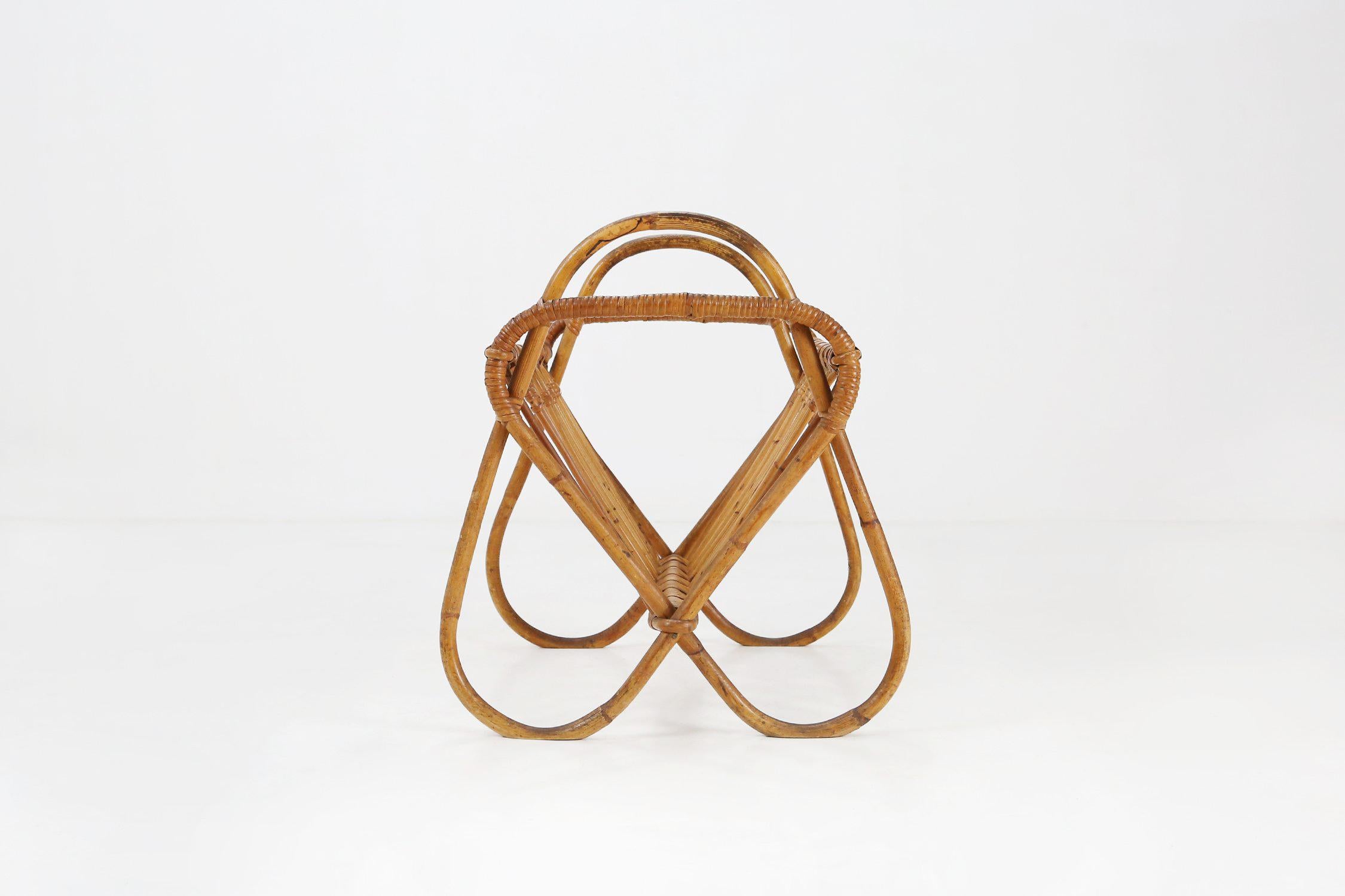 French Vintage fifties rattan magazine rack In Good Condition For Sale In Meulebeke, BE