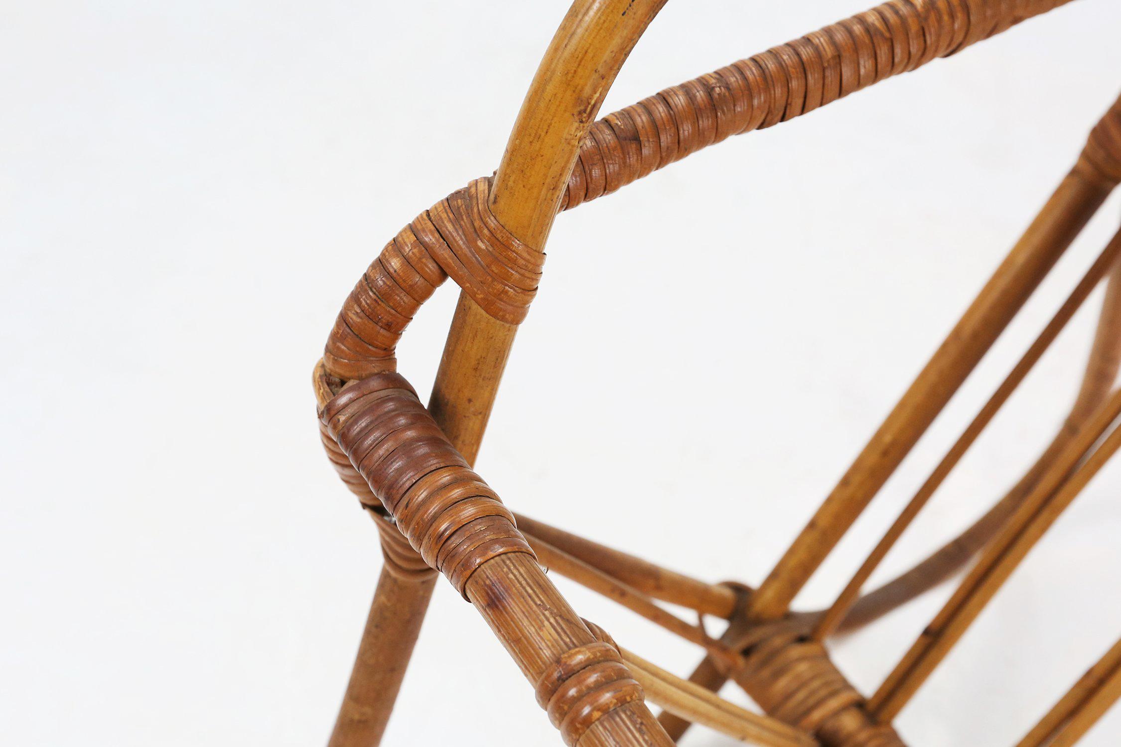 French Vintage fifties rattan magazine rack For Sale 2
