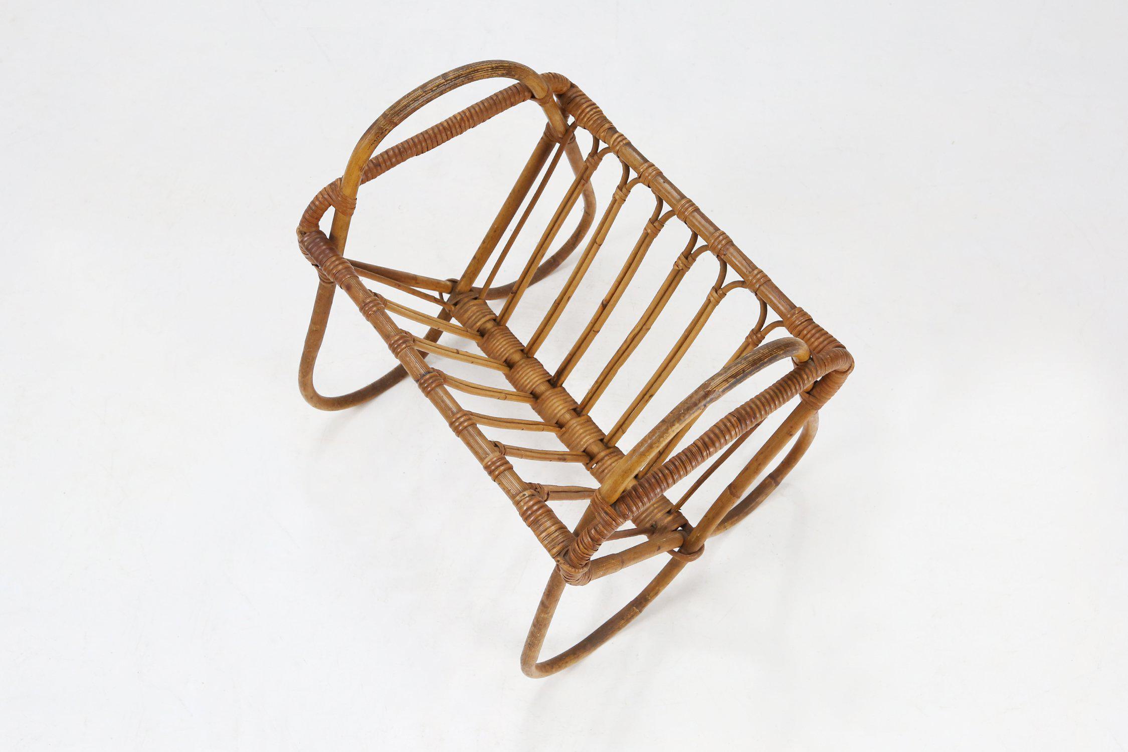 French Vintage fifties rattan magazine rack For Sale 3