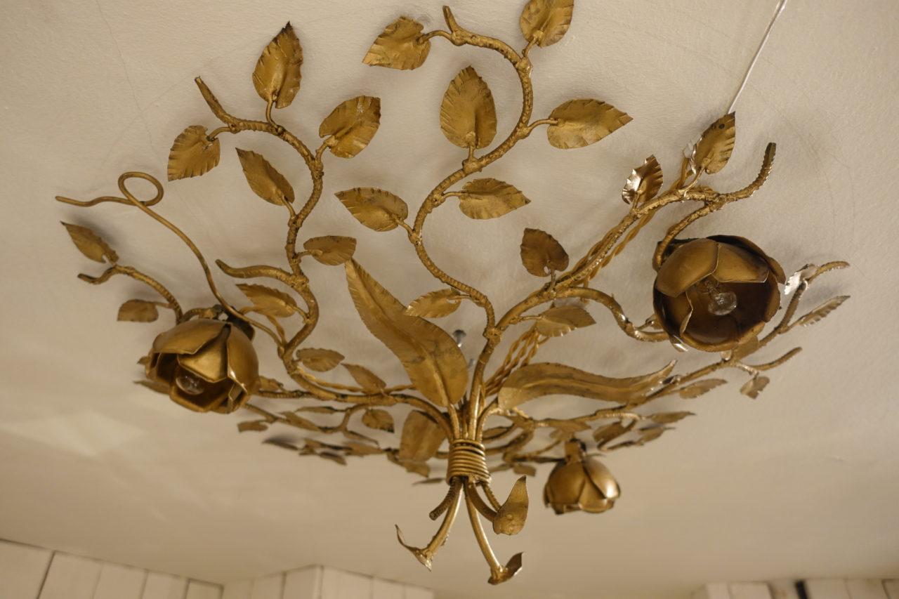 Charming and gorgeous vintage French gilded ceiling light, beautifully shaped with countless foliage and branches, with 3 elegant flowers, each hiding a light source.

A stunning and sculptural piece for a hallway or bedroom.