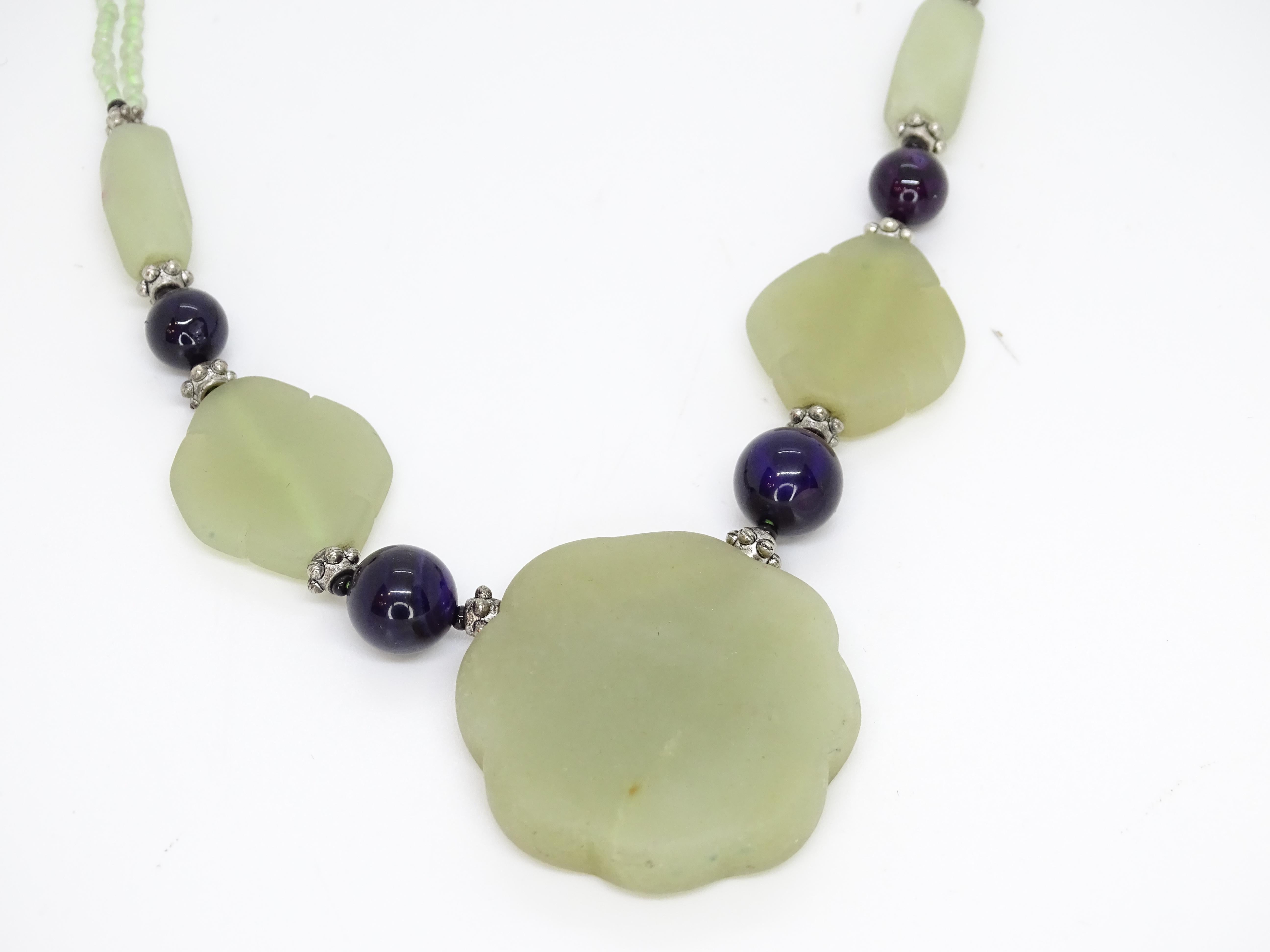French Vintage flower necklace, green jade, glass beads and aged steel en venta 7