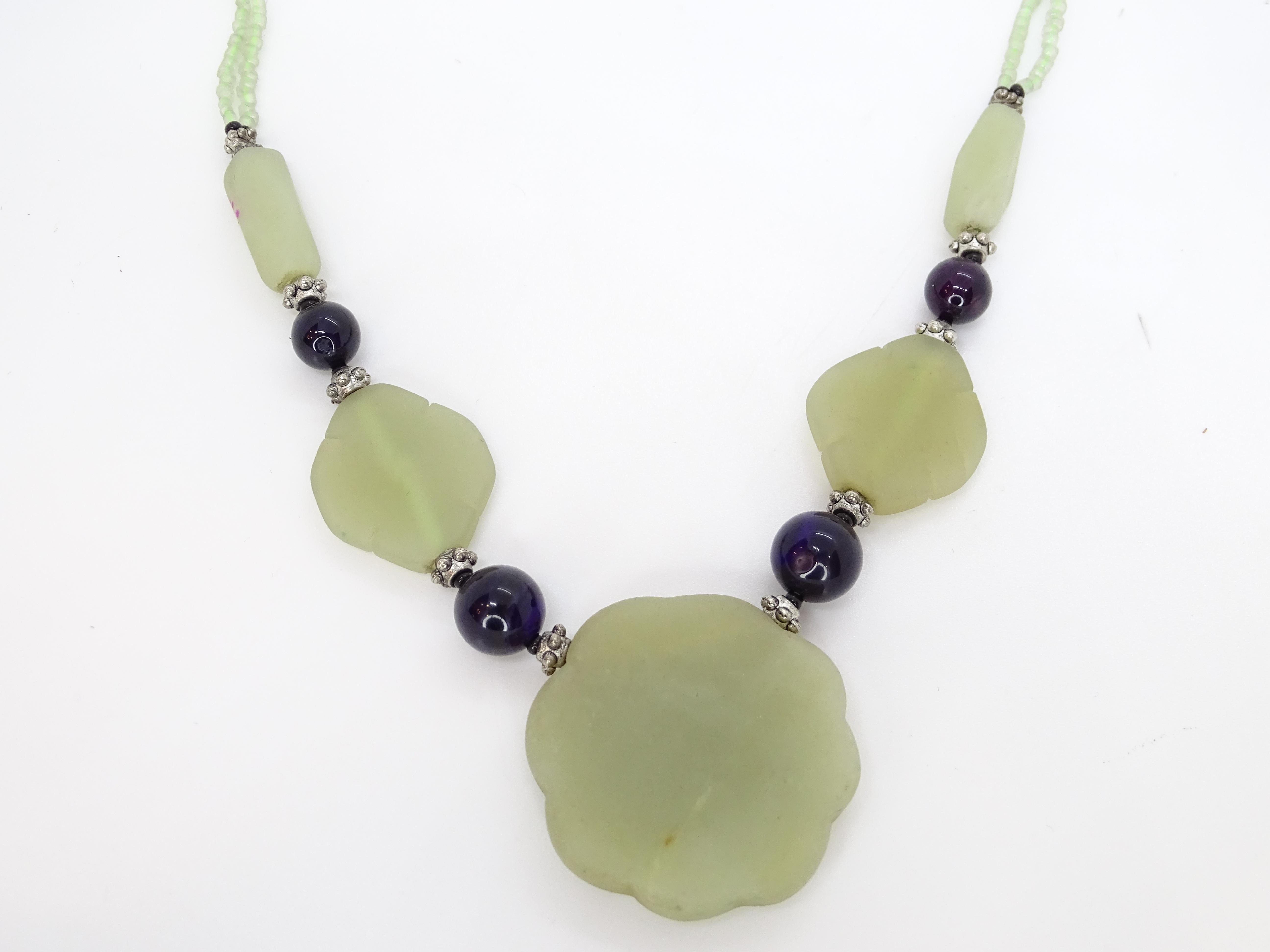 French Vintage flower necklace, green jade, glass beads and aged steel en venta 9