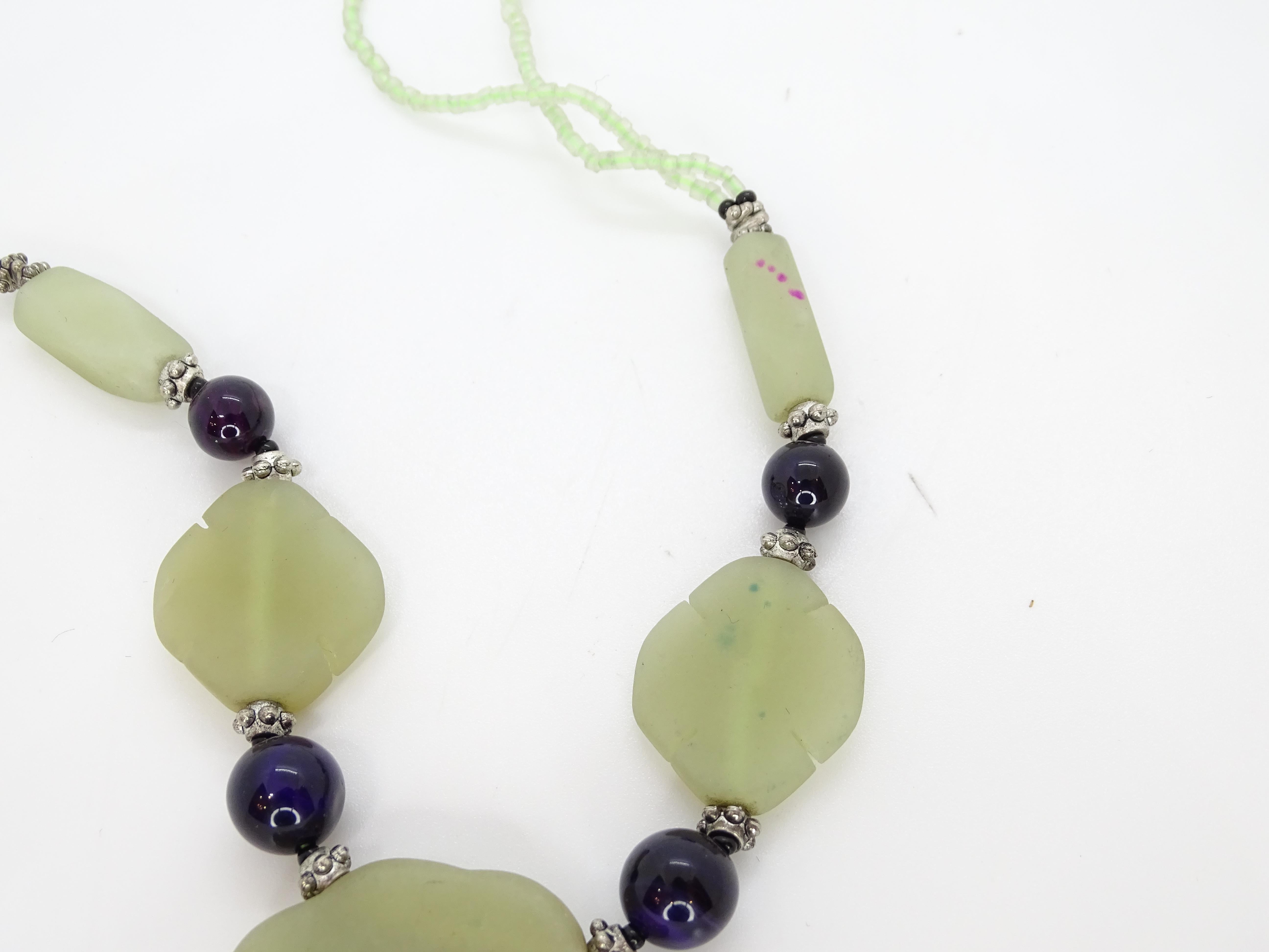 French Vintage flower necklace, green jade, glass beads and aged steel en venta 10