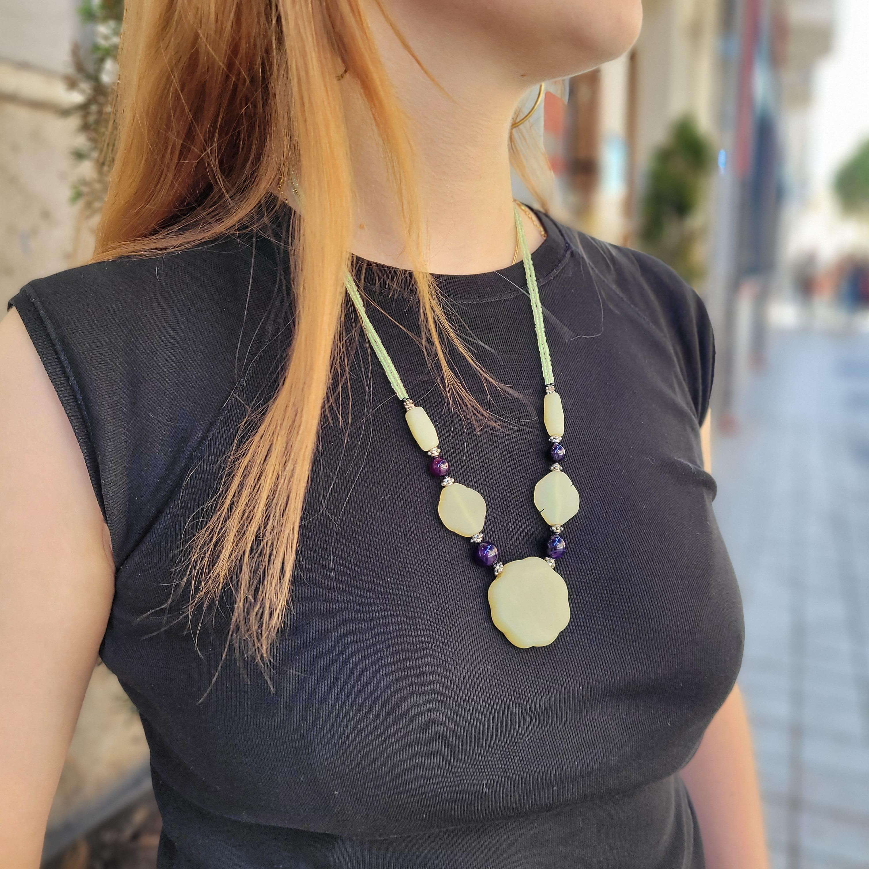 French Vintage flower necklace, green jade, glass beads and aged steel Corte francés en venta