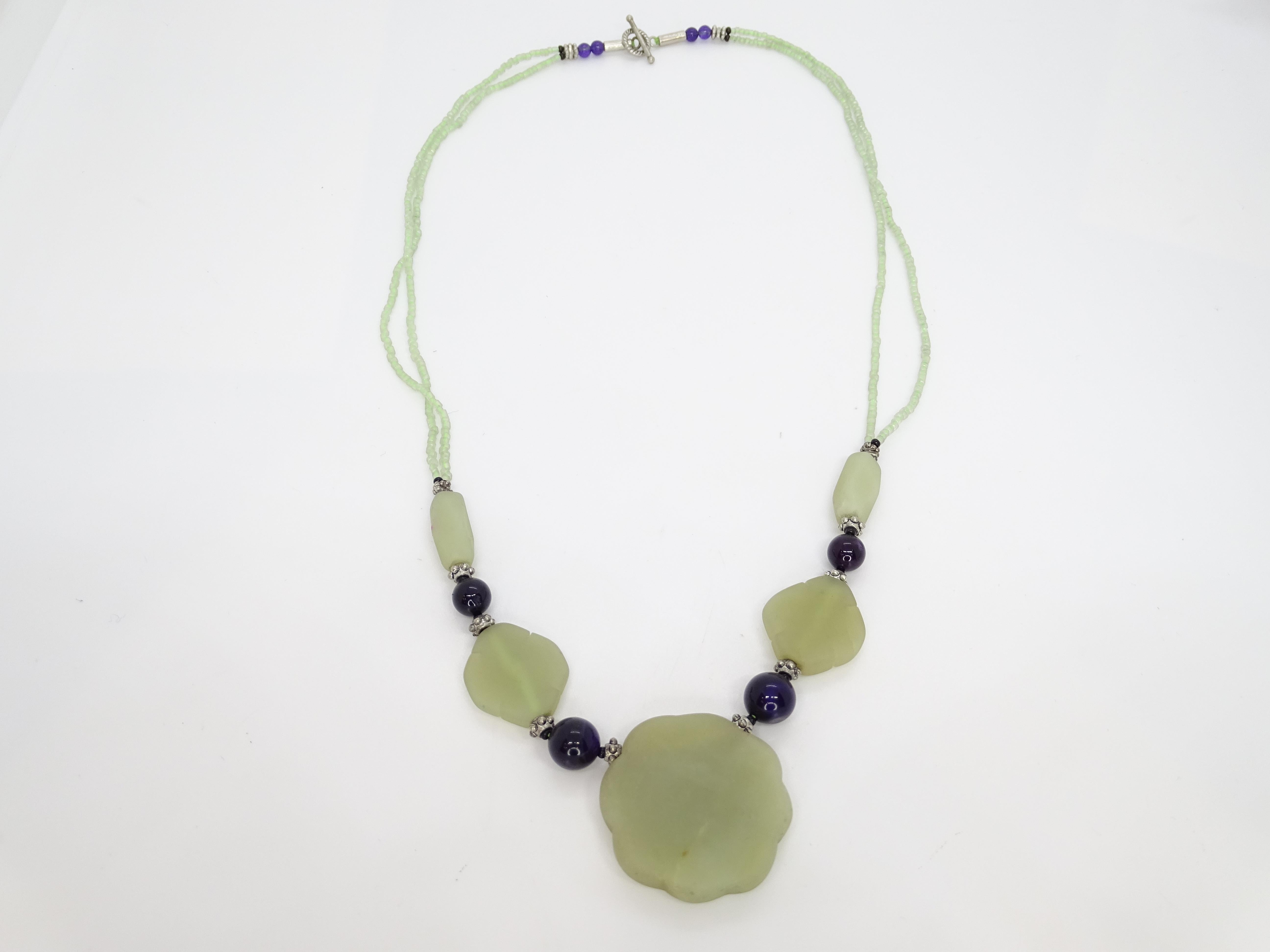 Femenino o masculino French Vintage flower necklace, green jade, glass beads and aged steel en venta