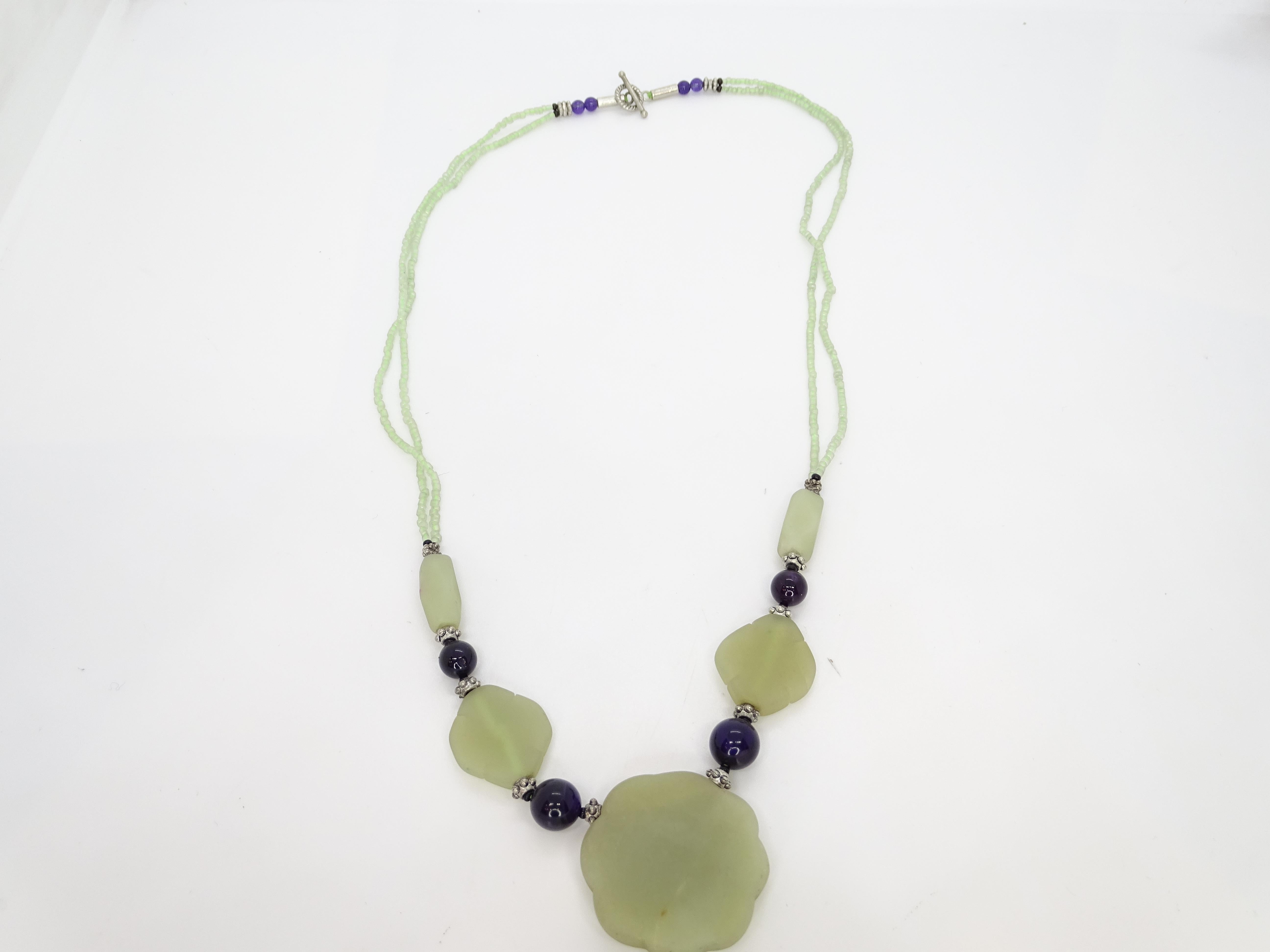 French Vintage flower necklace, green jade, glass beads and aged steel en venta 1