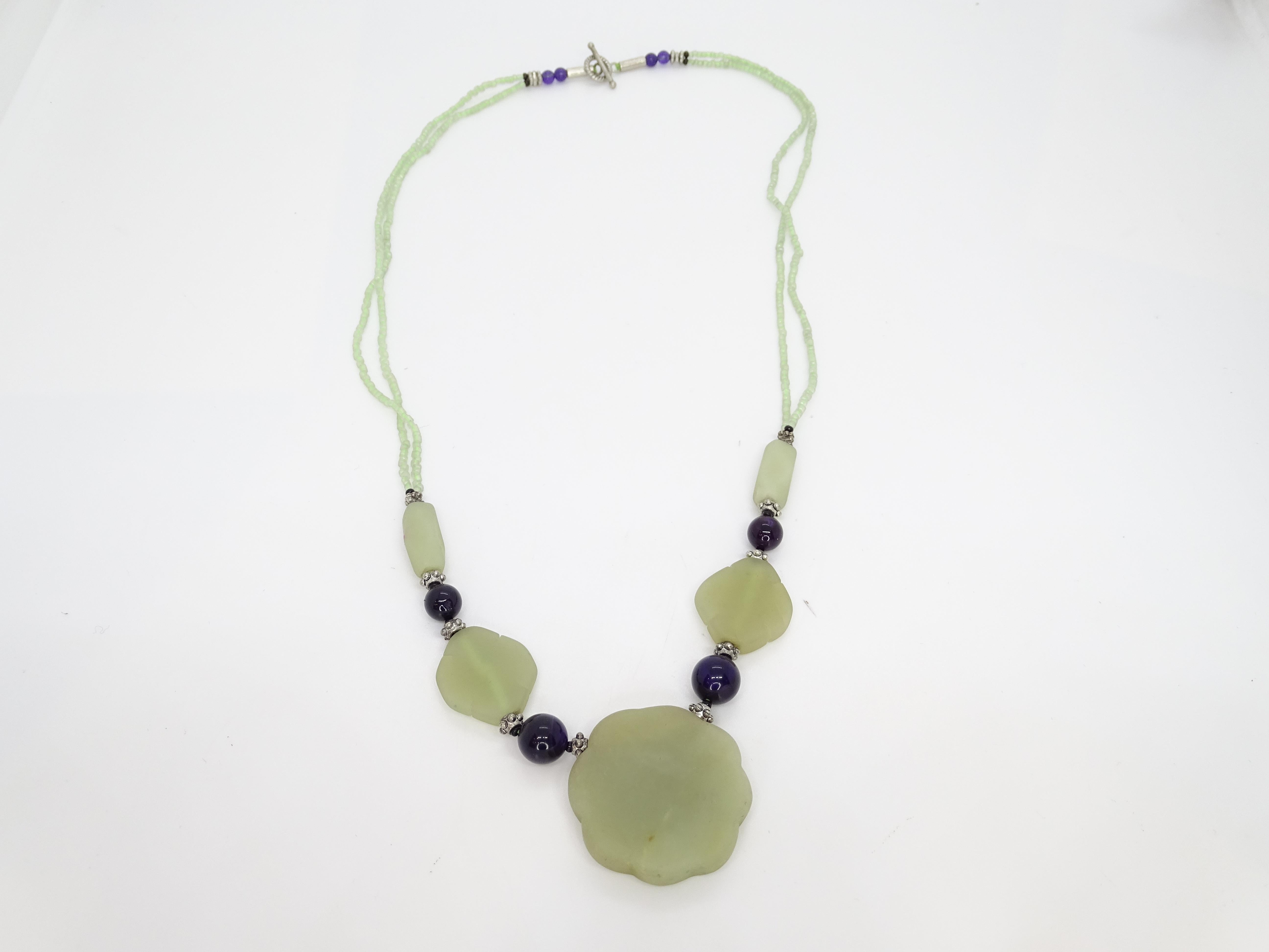 French Vintage flower necklace, green jade, glass beads and aged steel en venta 2
