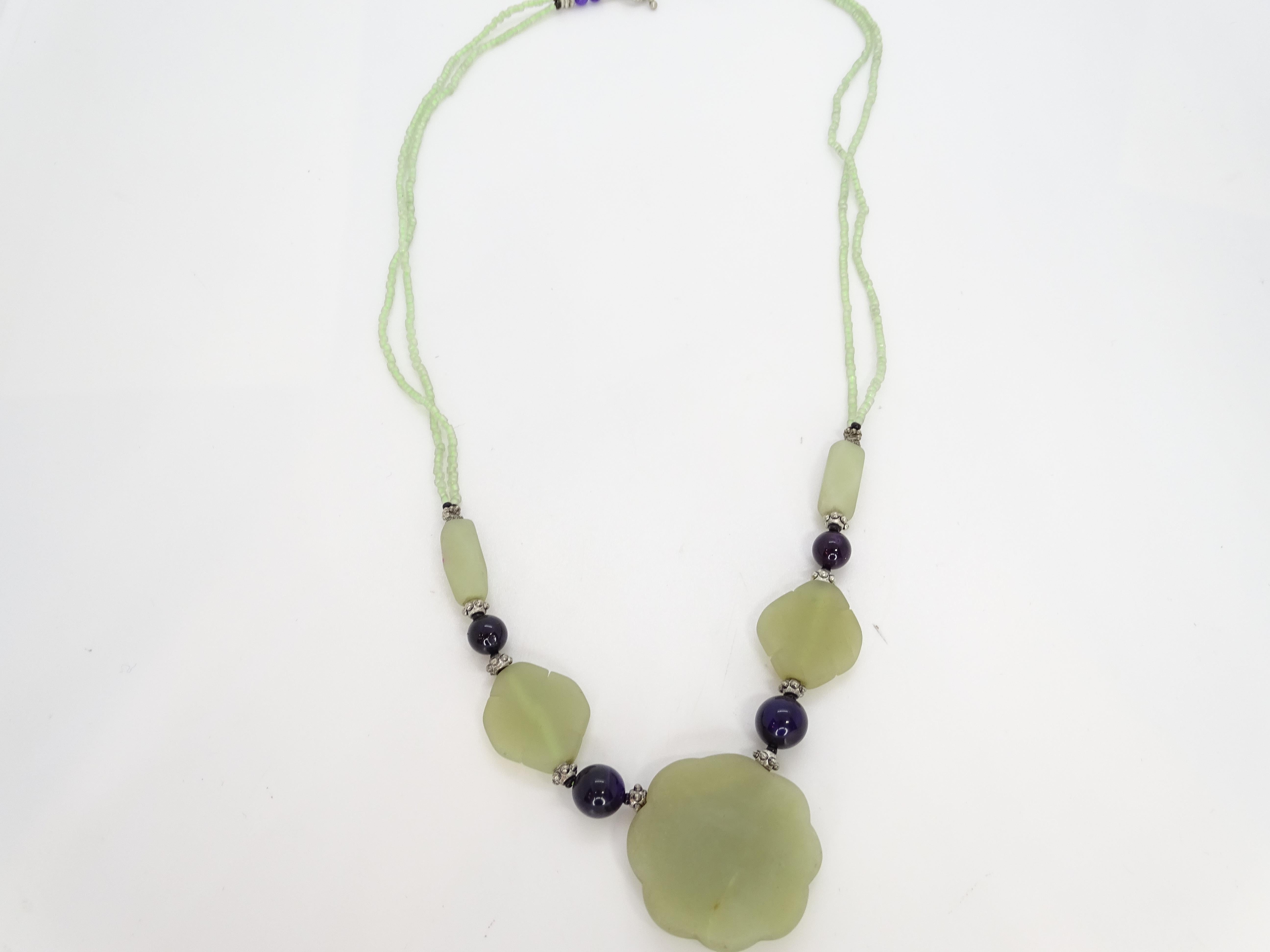 French Vintage flower necklace, green jade, glass beads and aged steel en venta 3