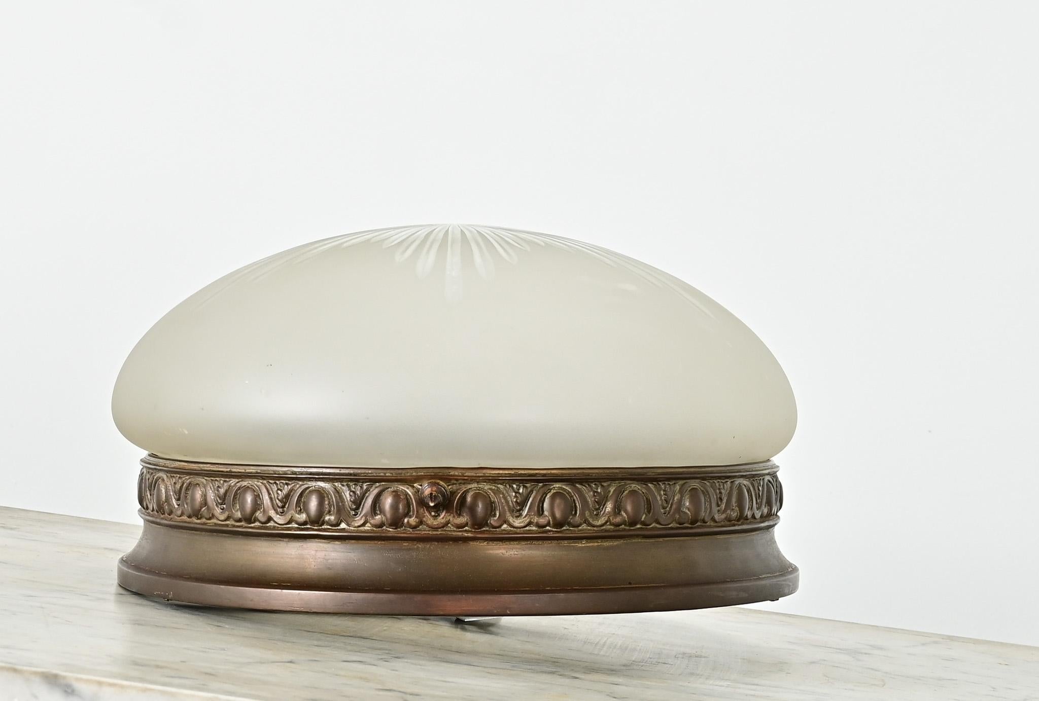 French Vintage Flush Mount Light Fixture im Zustand „Gut“ im Angebot in Baton Rouge, LA