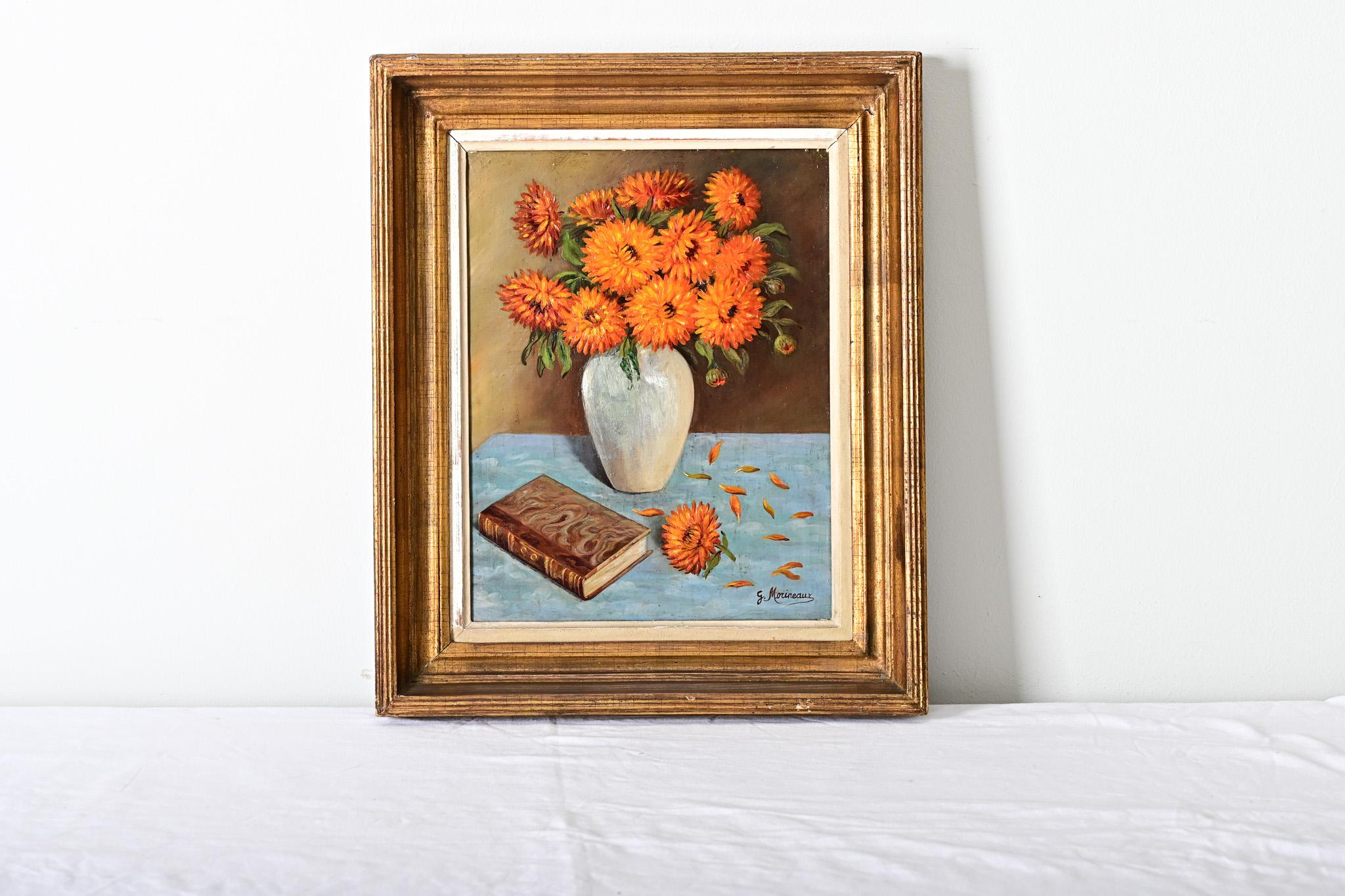 Französisch Vintage gerahmt Öl auf Leinwand Stillleben Gemälde einer Vase mit symbolischen orangefarbenen Mums. Im Vordergrund ist ein Buch mit marmoriertem Einband zu sehen (vielleicht eine Bibel oder ein anderes bedeutendes Werk), daneben der Kopf