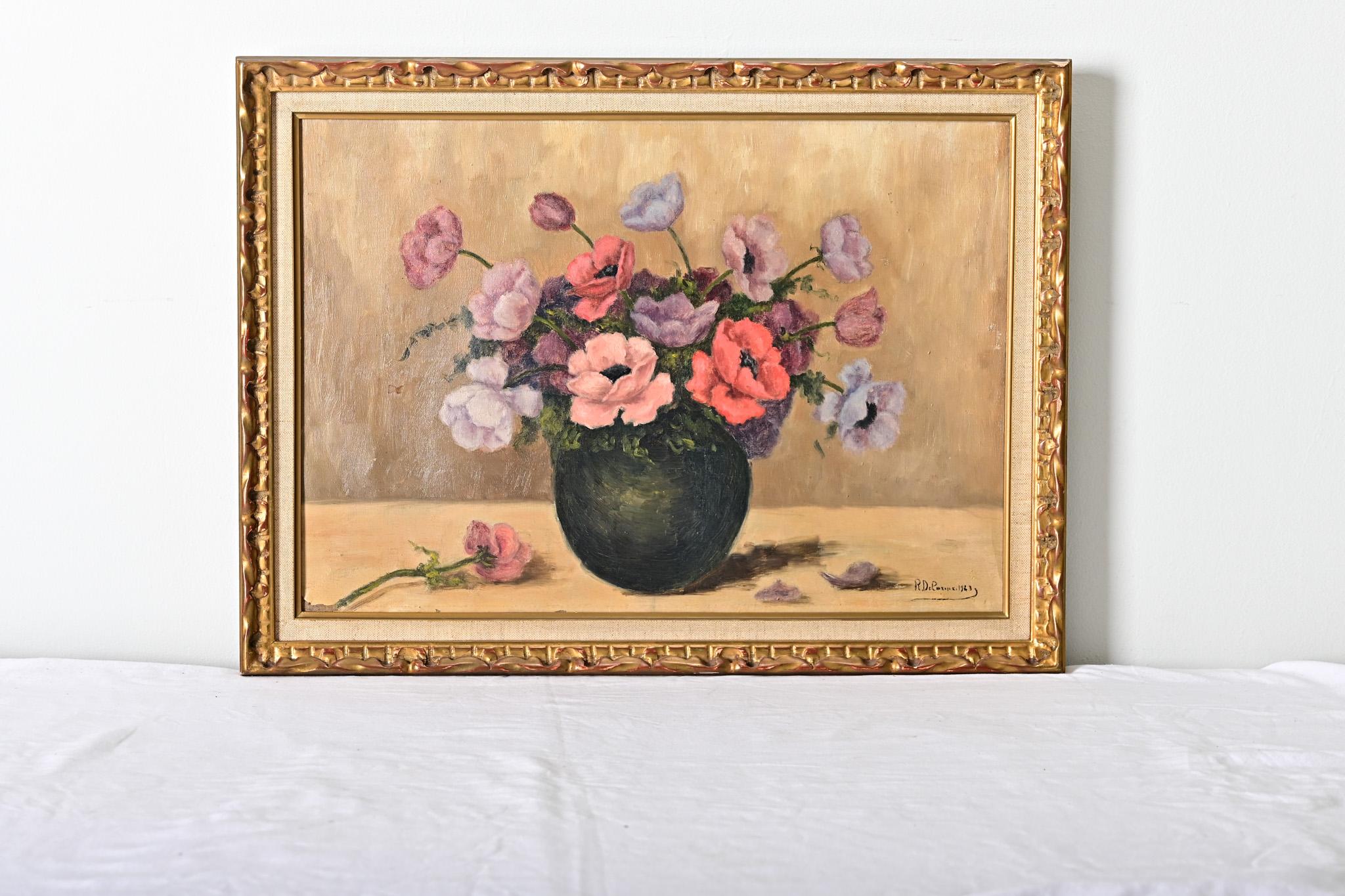 Französisch Vintage gerahmt Öl auf Leinwand Stillleben Gemälde von Anemonen oder Mohnblumen in runden schwarzen Vase. Im Vordergrund sieht man links eine abgeschnittene Blüte und über das Tischtuch verstreute Blütenblätter einer anderen Blüte,