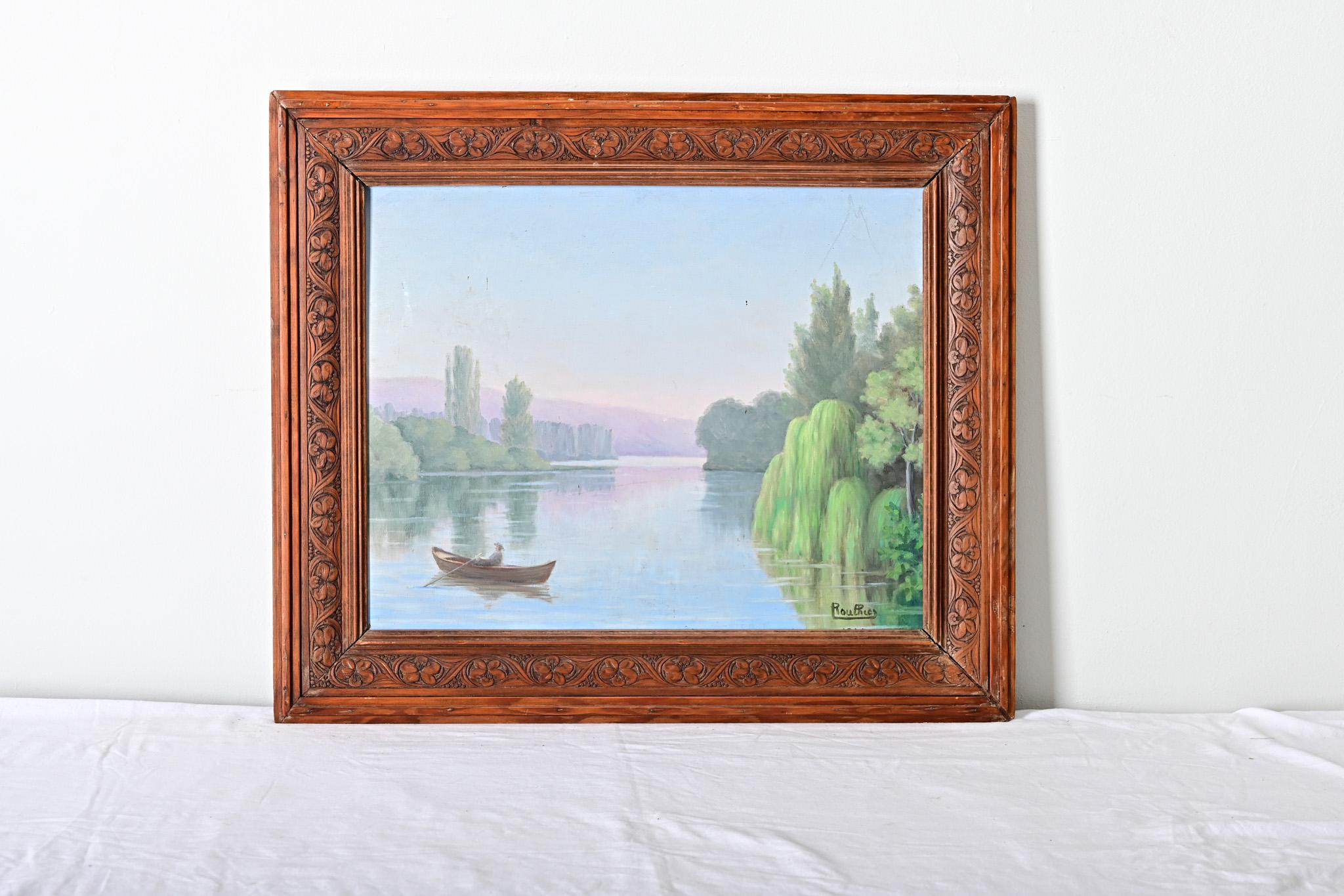 Es ist leicht, sich in dieser verträumten französischen Öl-auf-Karton-Landschaft zu verlieren, die einen ruhigen Fluss oder See, umgeben von einem üppigen Wald und einem dunstigen Himmel, der die Bergkette im Hintergrund verdeckt, darstellt. Das