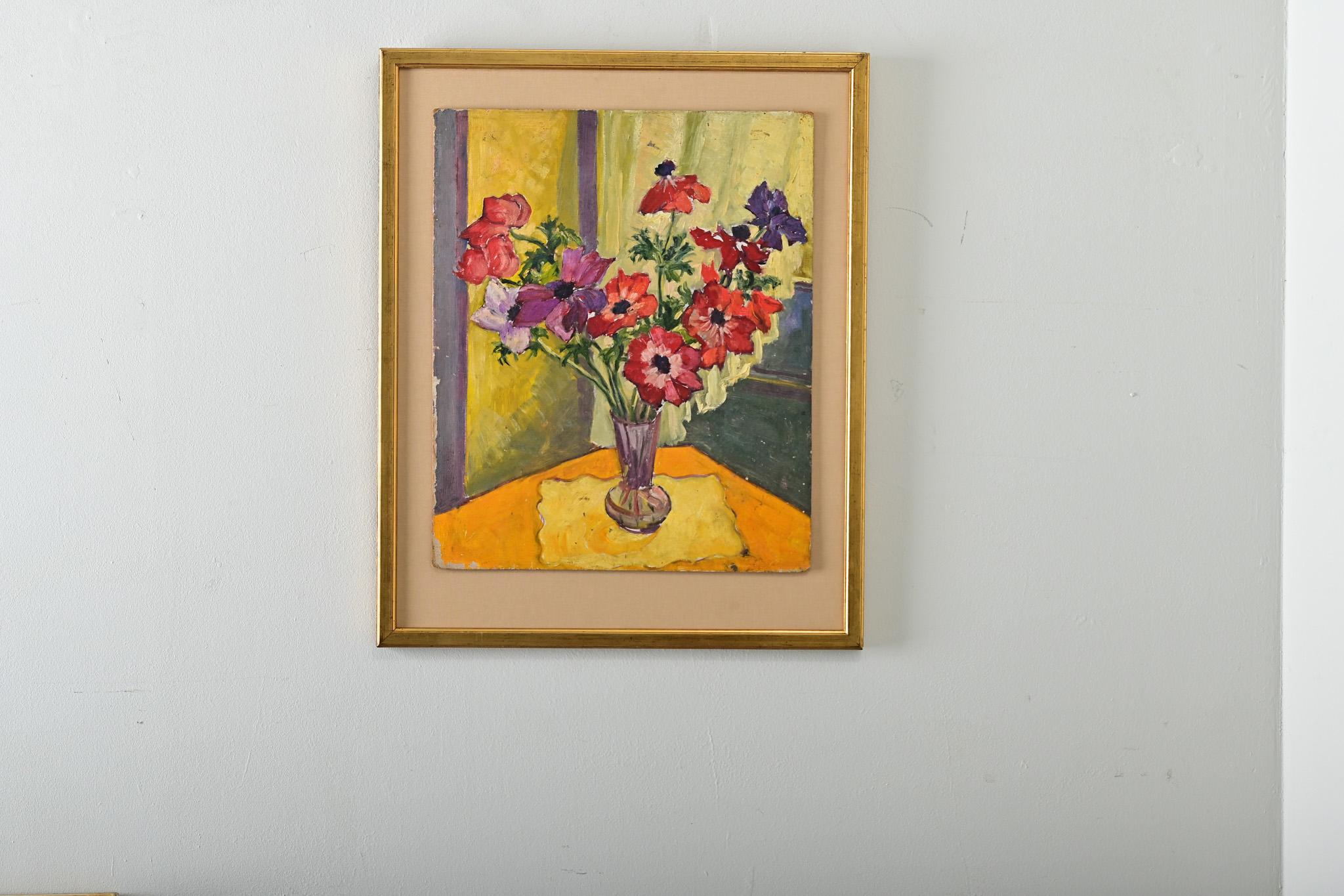 Ein französisches Stillleben in Öl auf einer Tafel aus dem frühen bis mittleren 20. Jahrhundert in einer modernen und lebendigen Palette von Gold, Orange, Rot und Violett, die eine Vase mit Mohnblumen vor einem Fenster zeigt. Die Künstlerin hat
