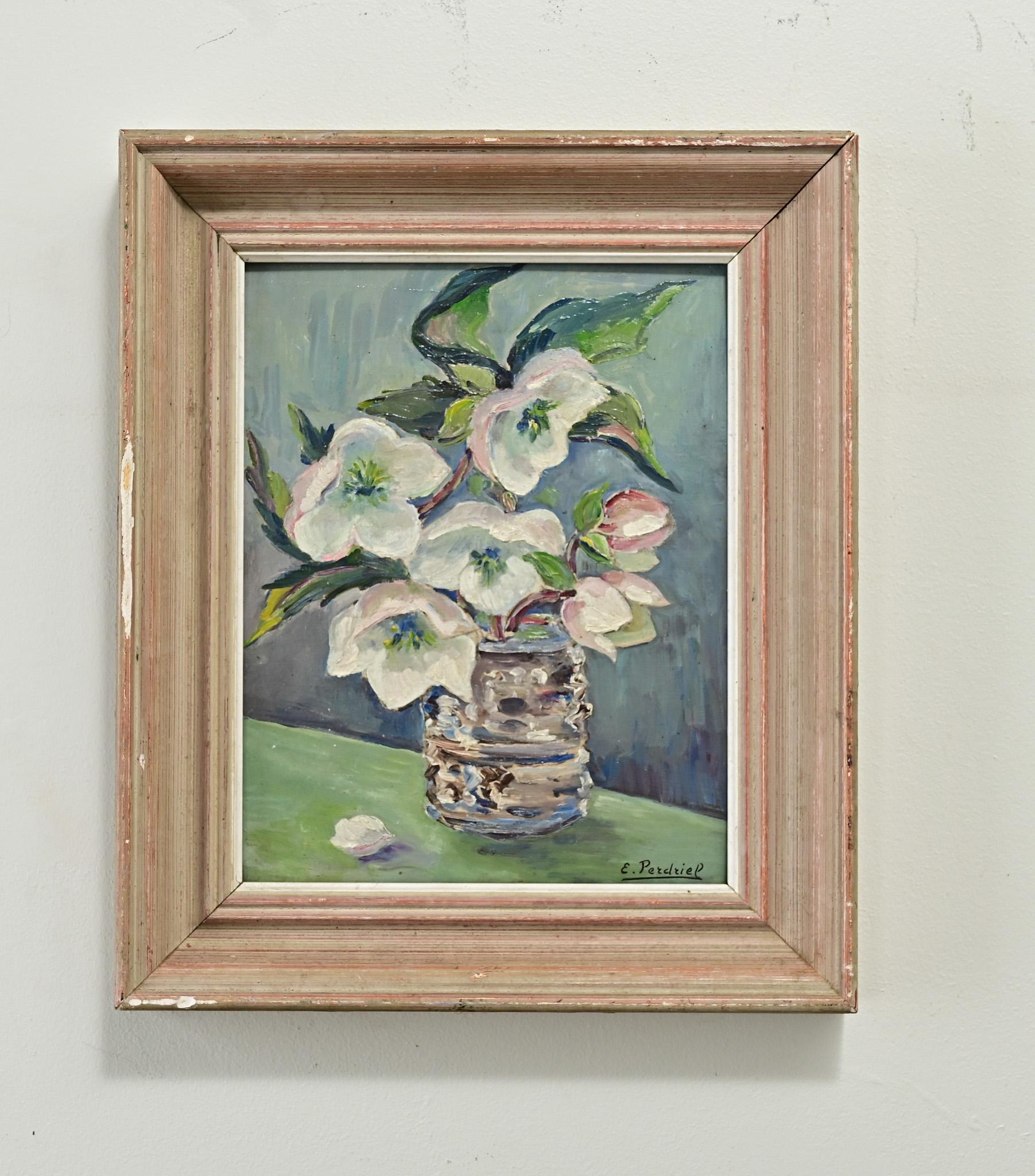 Una natura morta francese, firmata dall'artista, Edich Gougis Perdried. Questo dipinto su tavola raffigura un vaso di fiori trasparente che trabocca di fiori bianchi e rosa. Circondato da una cornice dipinta, questo piccolo quadro è perfetto per la