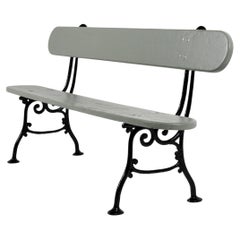 Panchina da giardino vintage francese in ghisa e legno dipinto rimessa a nuovo come nuova