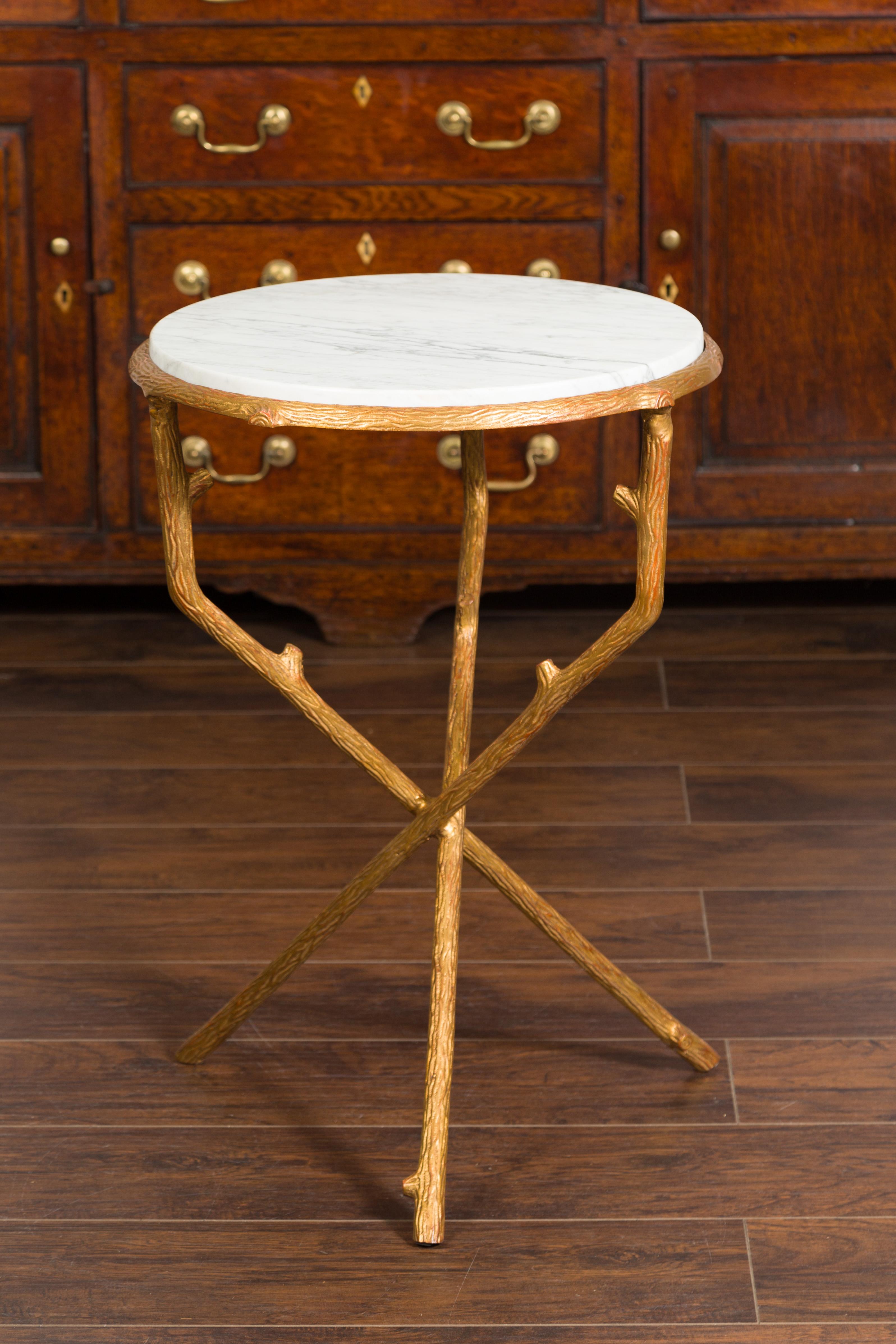 Table d'appoint française en métal doré avec pieds en faux bois et plateau en marbre en vente 3